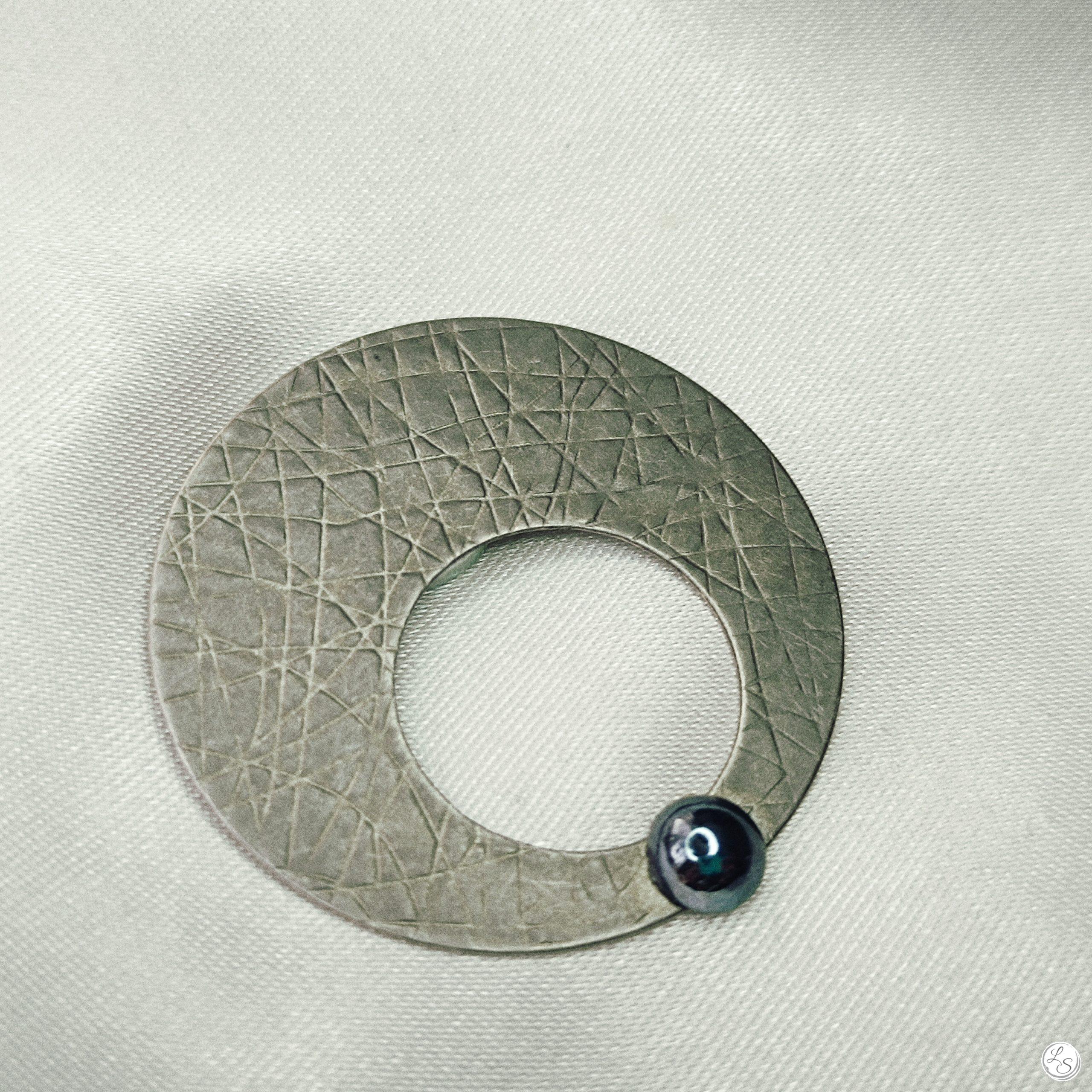 Broche aimantée "Porte lunettes hématite rayé" – Image 3