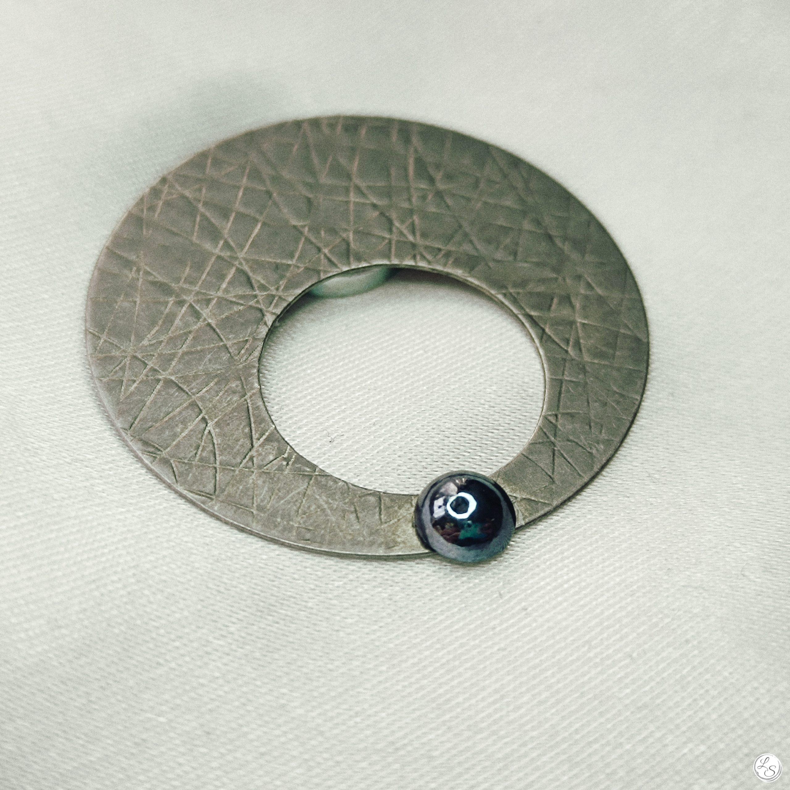 Broche aimantée "Porte lunettes hématite rayé"