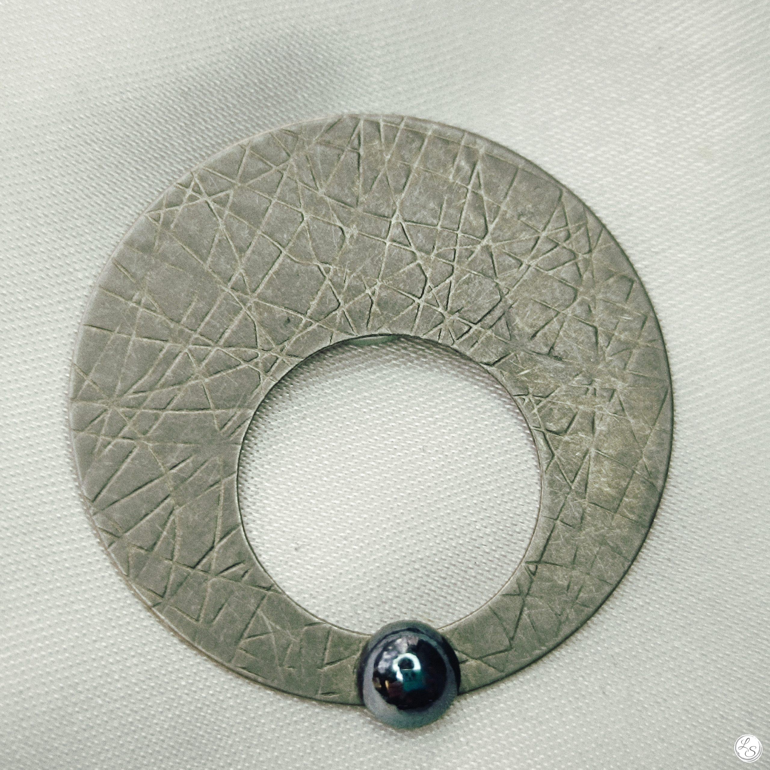 Broche aimantée "Porte lunettes hématite rayé" – Image 2