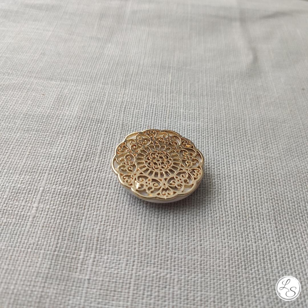 Accroche clés aimanté pour sac médaillon doré sur nacre – Image 3