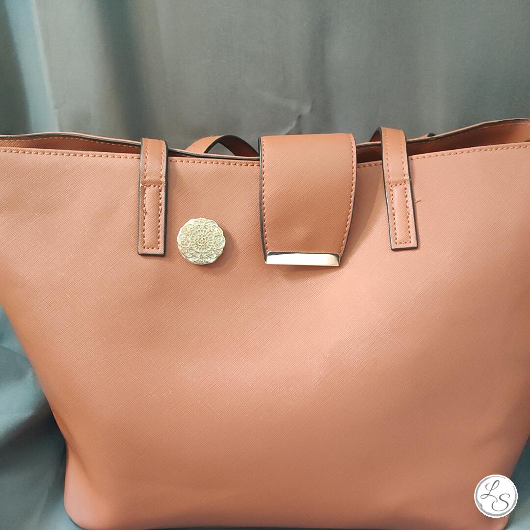 Accroche clés aimanté pour sac médaillon doré sur nacre