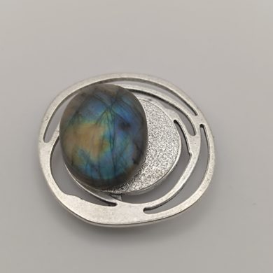 BROCHE AIMANTÉE CRÉATION UNIQUE "Labradorite sur médaillon spirale"
