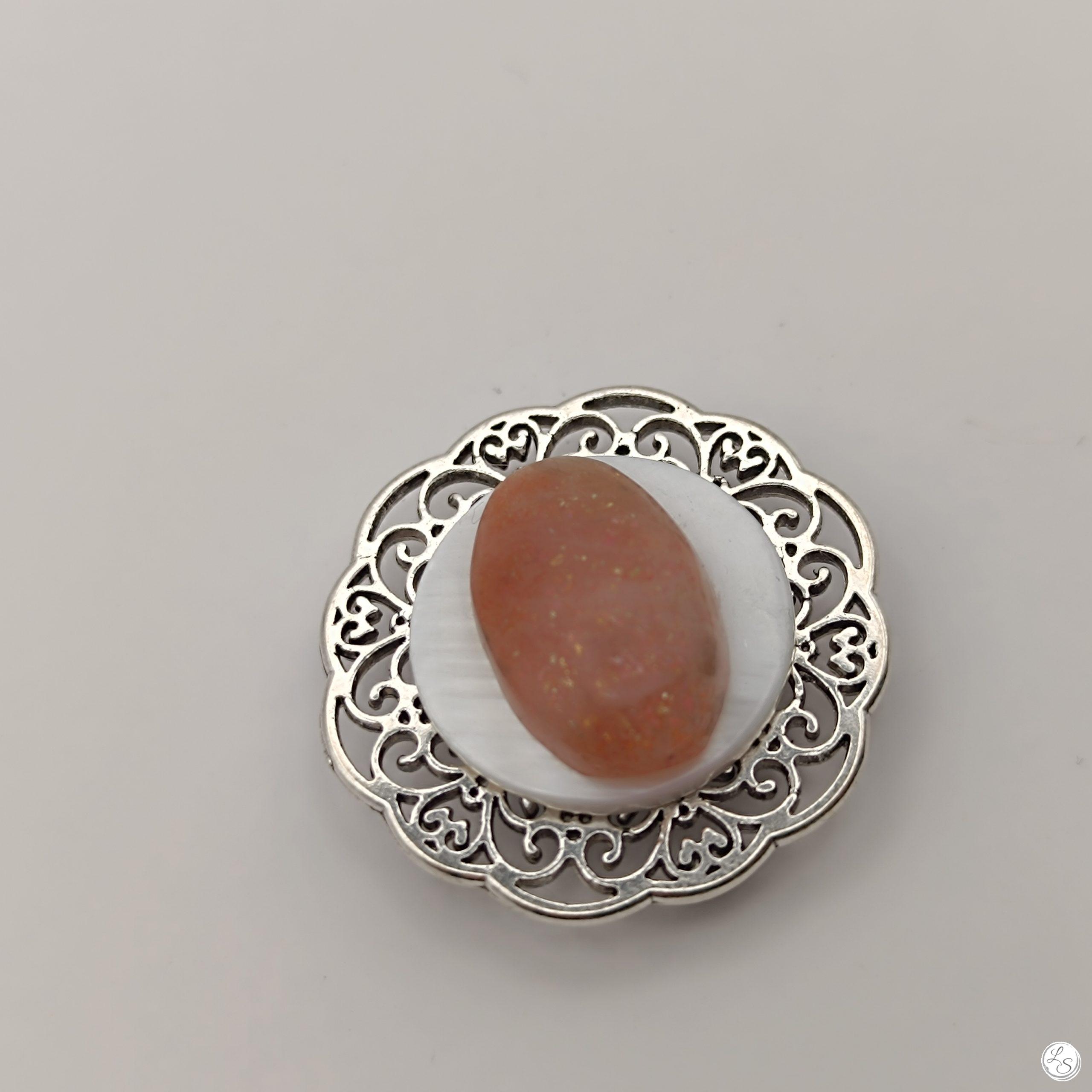 BROCHE AIMANTÉE CRÉATION UNIQUE "Véritable pierre de soleil, nacre, argenté" – Image 6