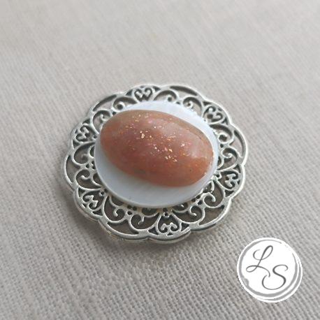 BROCHE AIMANTÉE CRÉATION UNIQUE "Véritable pierre de soleil, nacre, argenté"