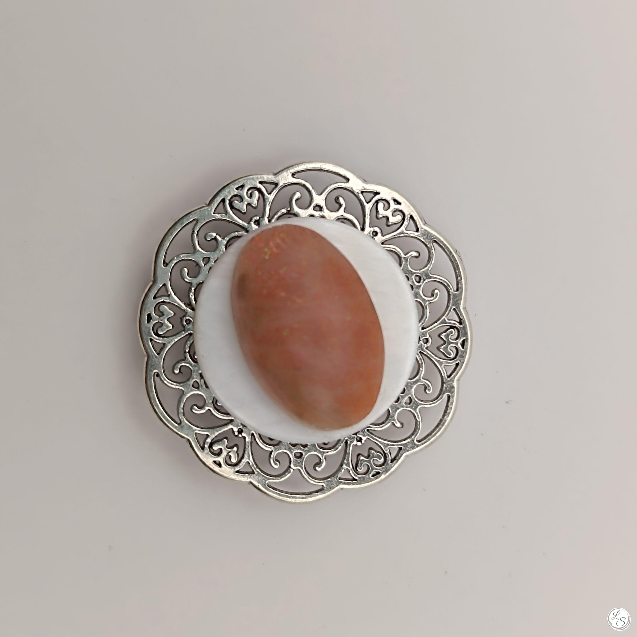 BROCHE AIMANTÉE CRÉATION UNIQUE "Véritable pierre de soleil, nacre, argenté" – Image 5