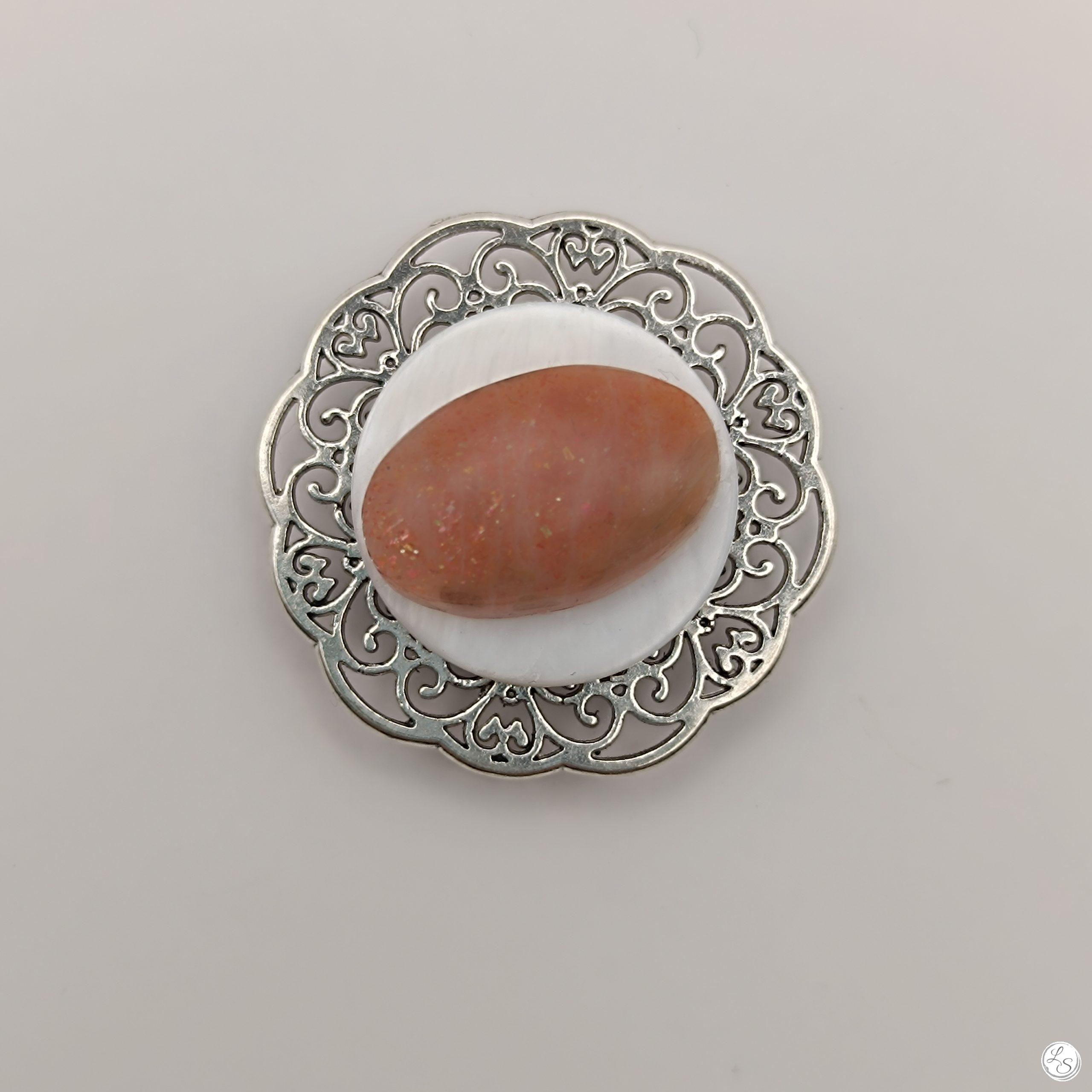 BROCHE AIMANTÉE CRÉATION UNIQUE "Véritable pierre de soleil, nacre, argenté" – Image 3