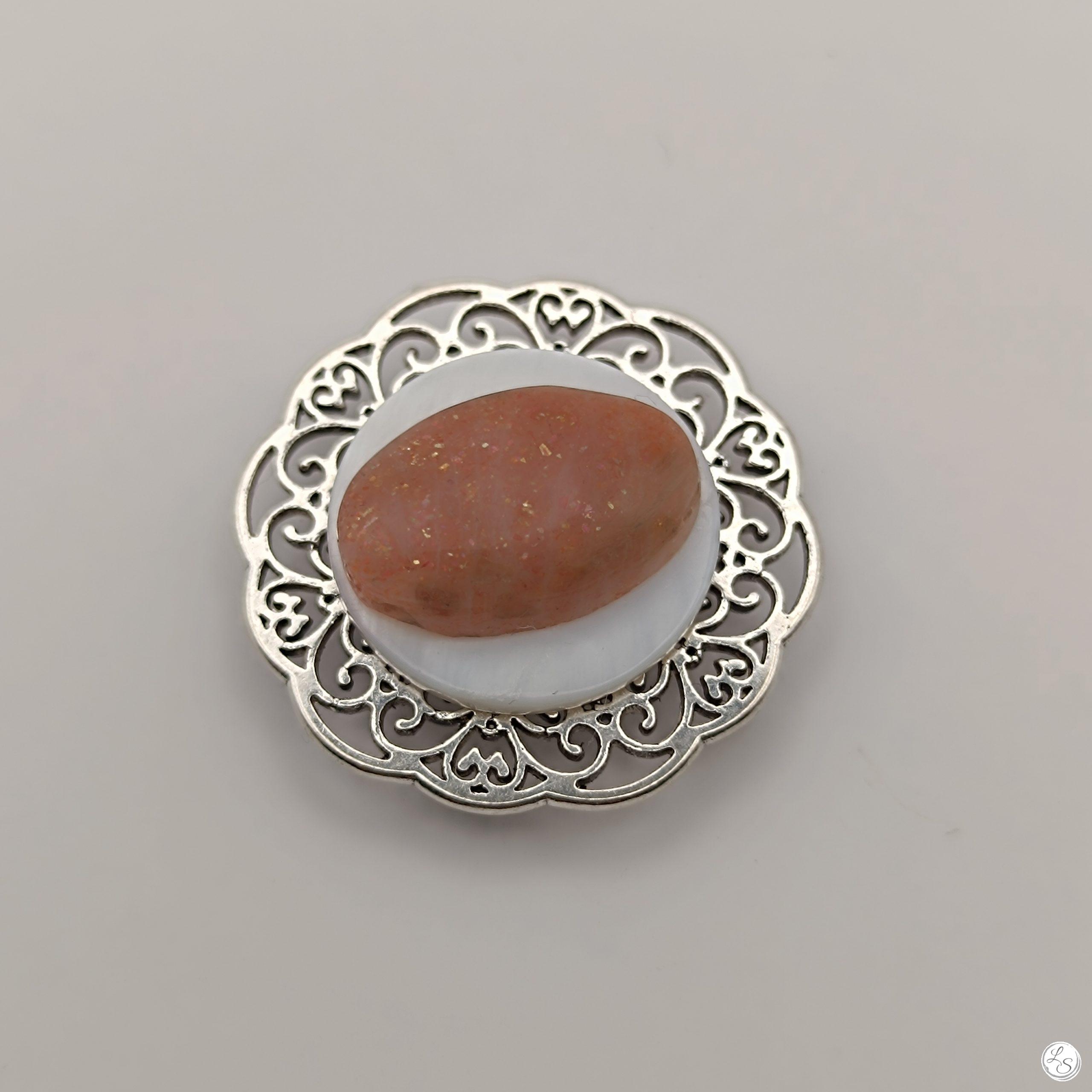 BROCHE AIMANTÉE CRÉATION UNIQUE "Véritable pierre de soleil, nacre, argenté" – Image 2
