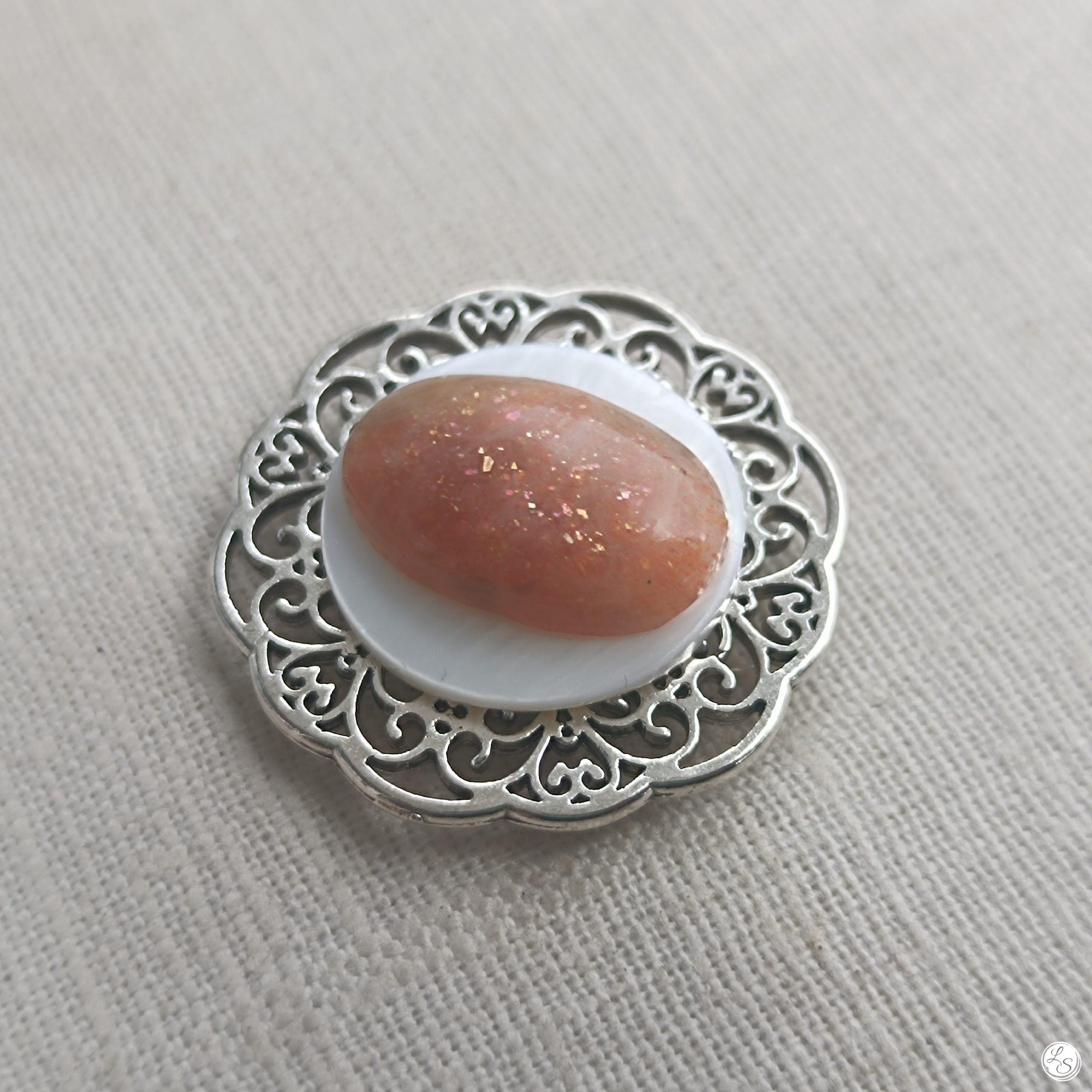 BROCHE AIMANTÉE CRÉATION UNIQUE "Véritable pierre de soleil, nacre, argenté"
