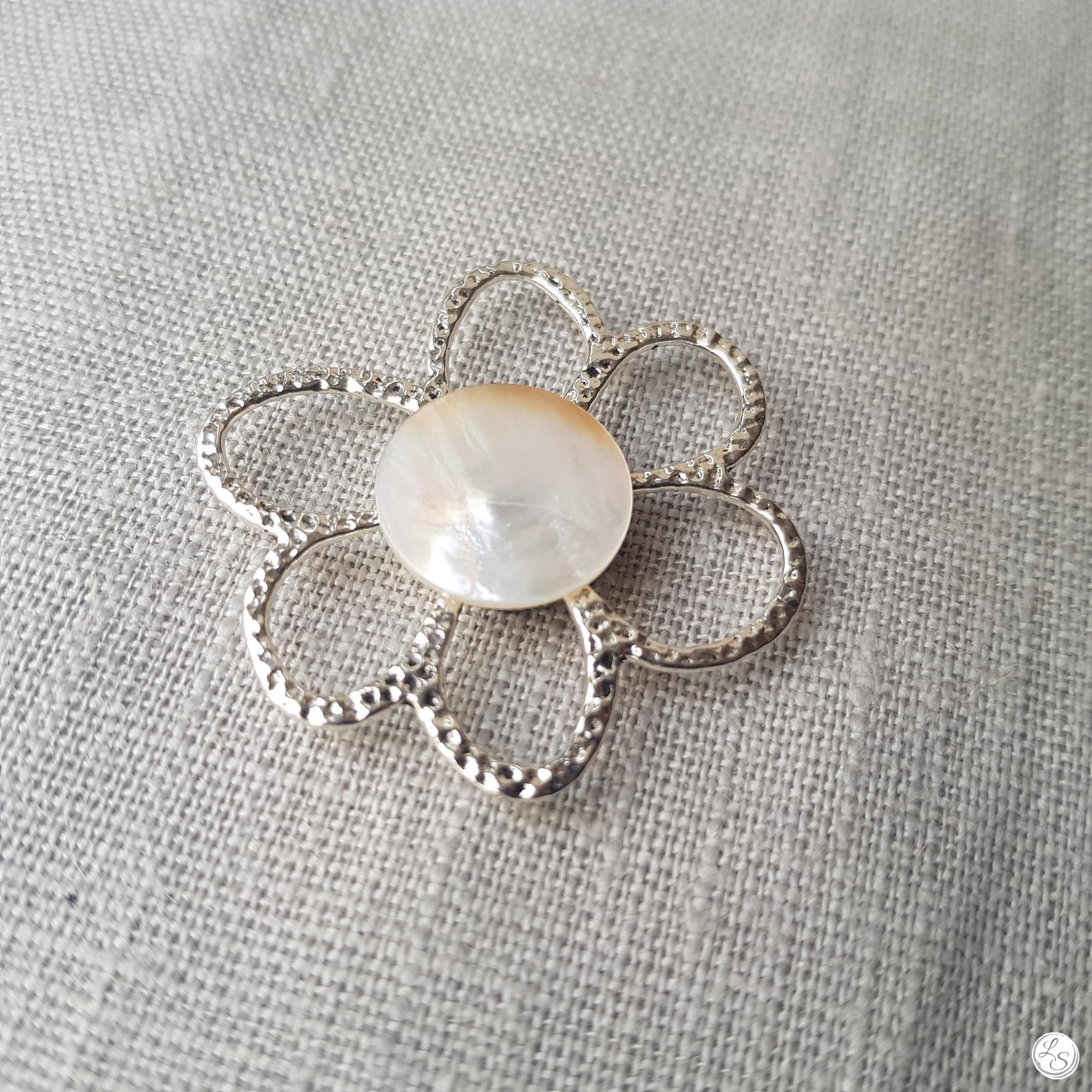 Broche Ancienne Fleur En Nacre, Numéro N540