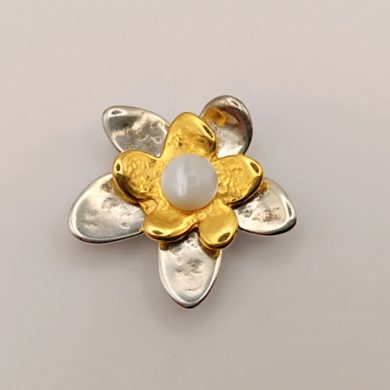 Broche aimantée "Duo fleurs relief argenté doré nacre"
