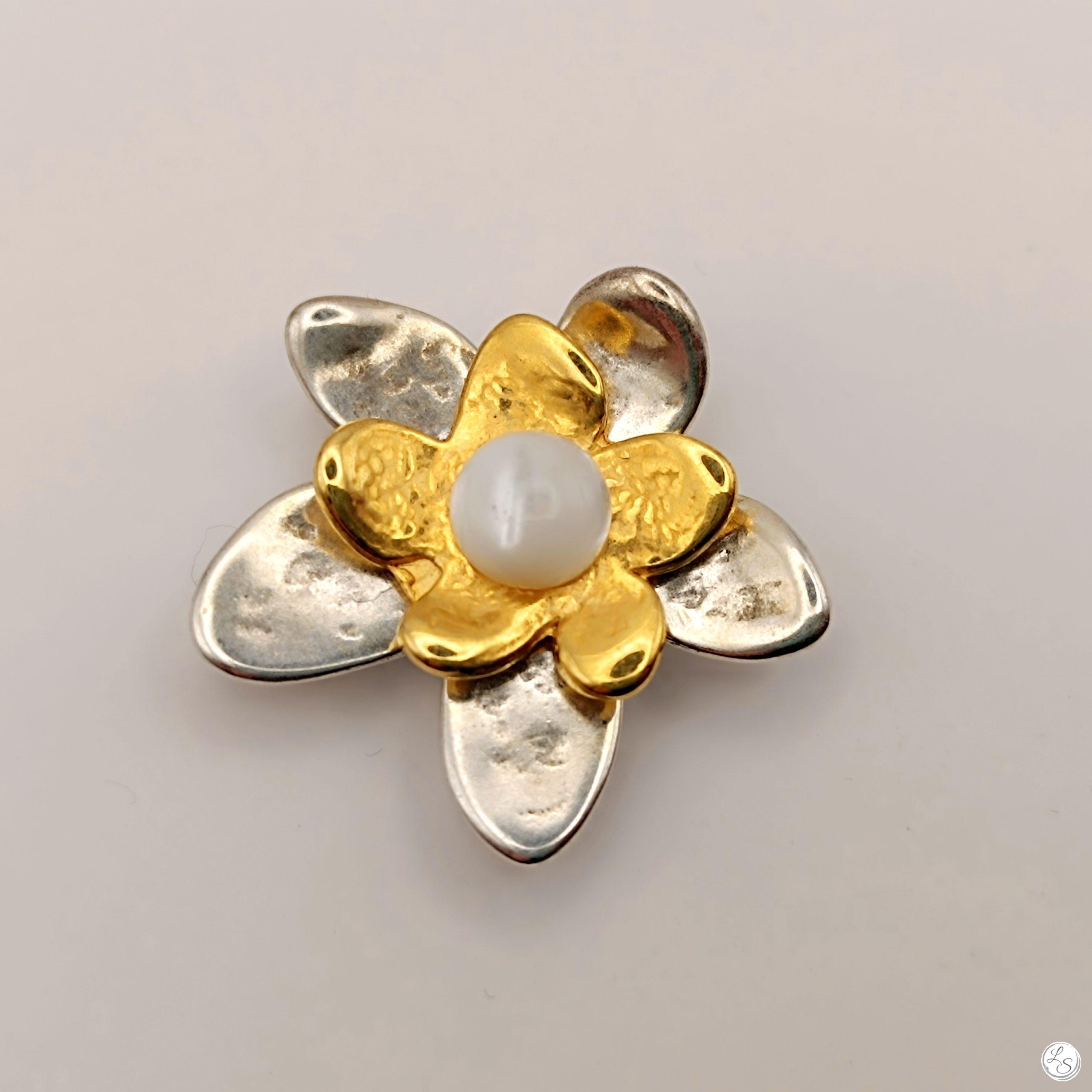 Broche aimantée "Duo fleurs relief argenté doré nacre"