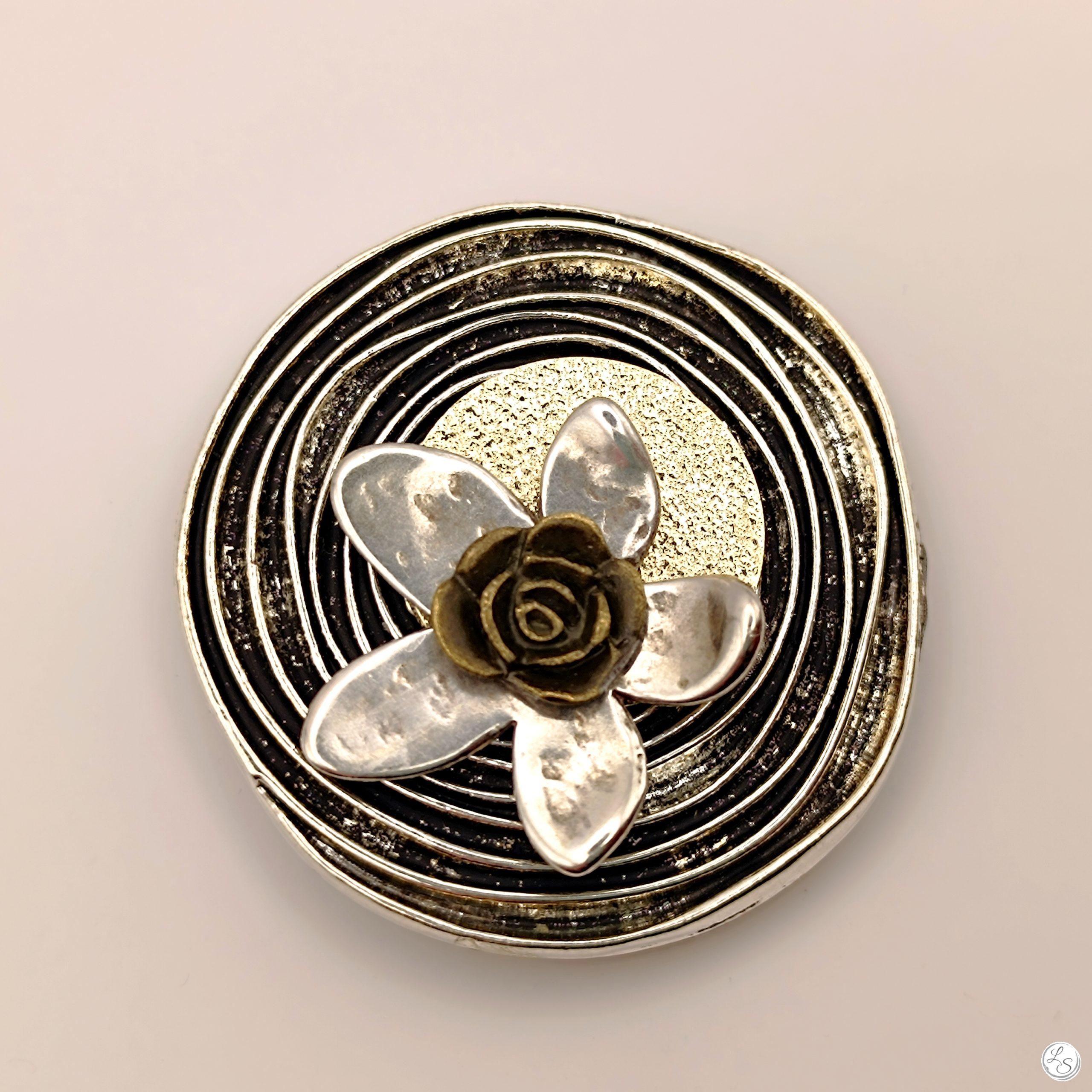 Broche aimantée " Duo fleurs doré et grand médaillon argenté " – Image 3