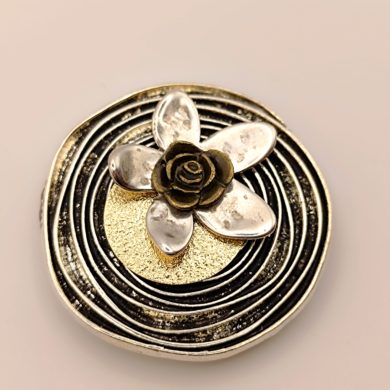 Broche aimantée " Duo fleurs doré et grand médaillon argenté "