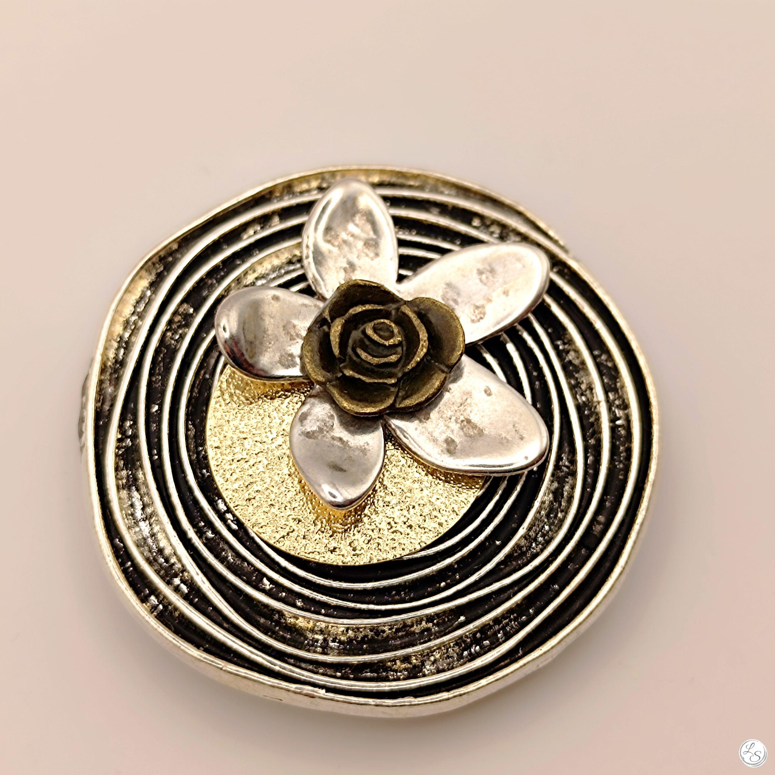 Broche aimantée " Duo fleurs doré et grand médaillon argenté "