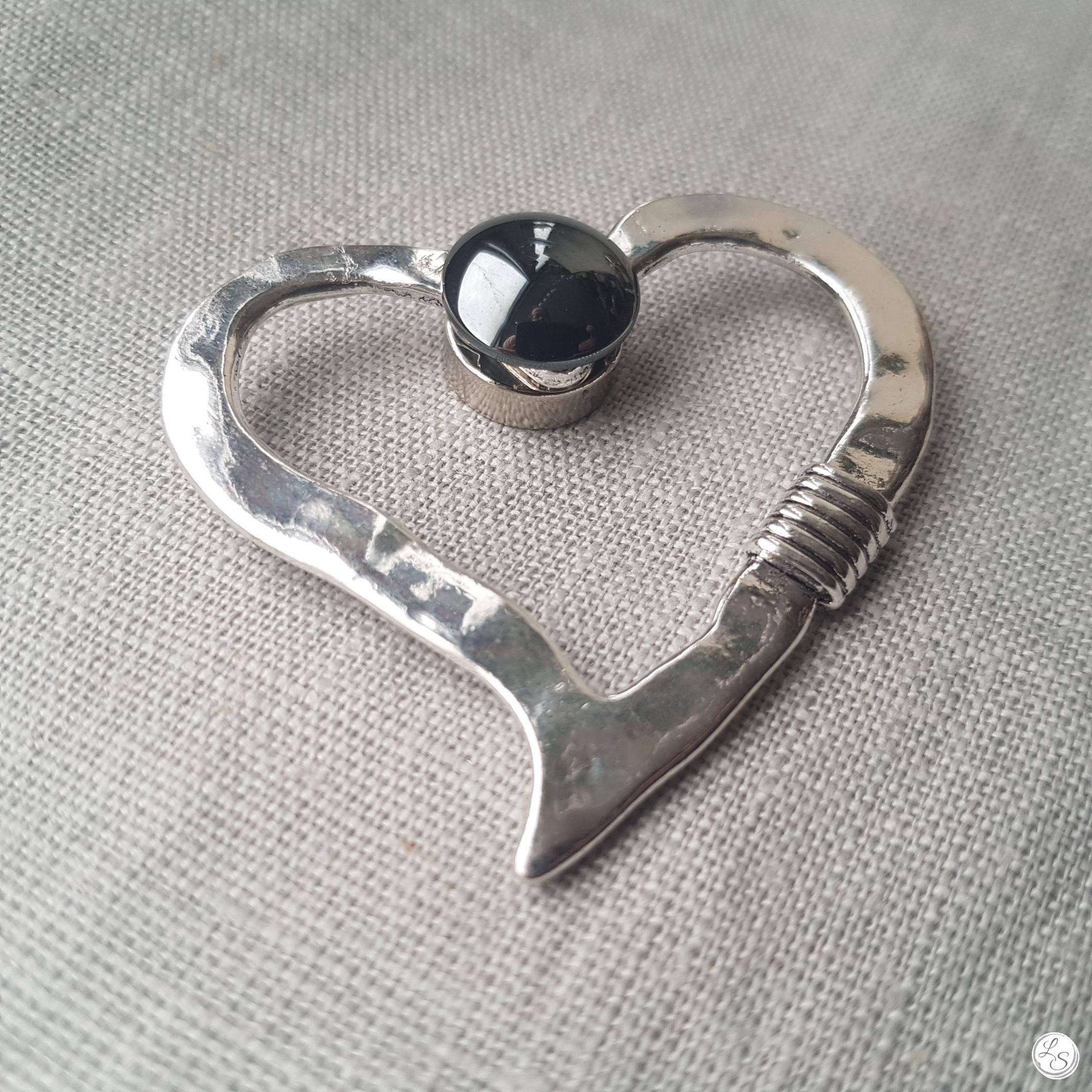 Broche aimantée "Porte lunettes Cœur nœud argent hématite" – Image 3