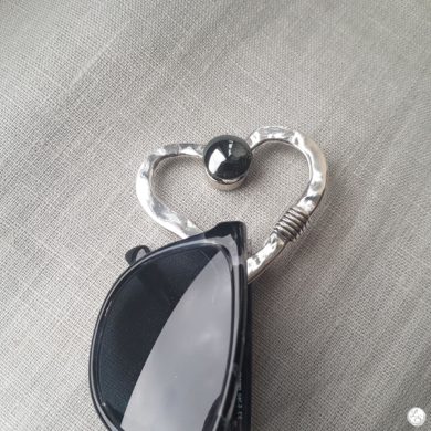 Broche aimantée "Porte lunettes Cœur nœud argent hématite"