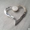 Broche aimantée "Porte lunettes Cœur nœud argent nacre" – Image 2