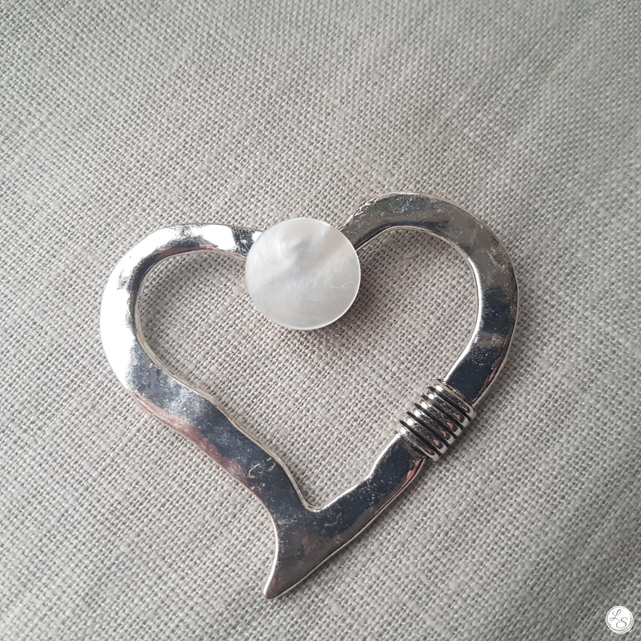 Broche aimantée "Porte lunettes Cœur nœud argent nacre"