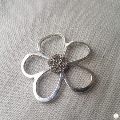 Broche aimantée "Porte lunettes fleur argentée swarovski chrome mat"