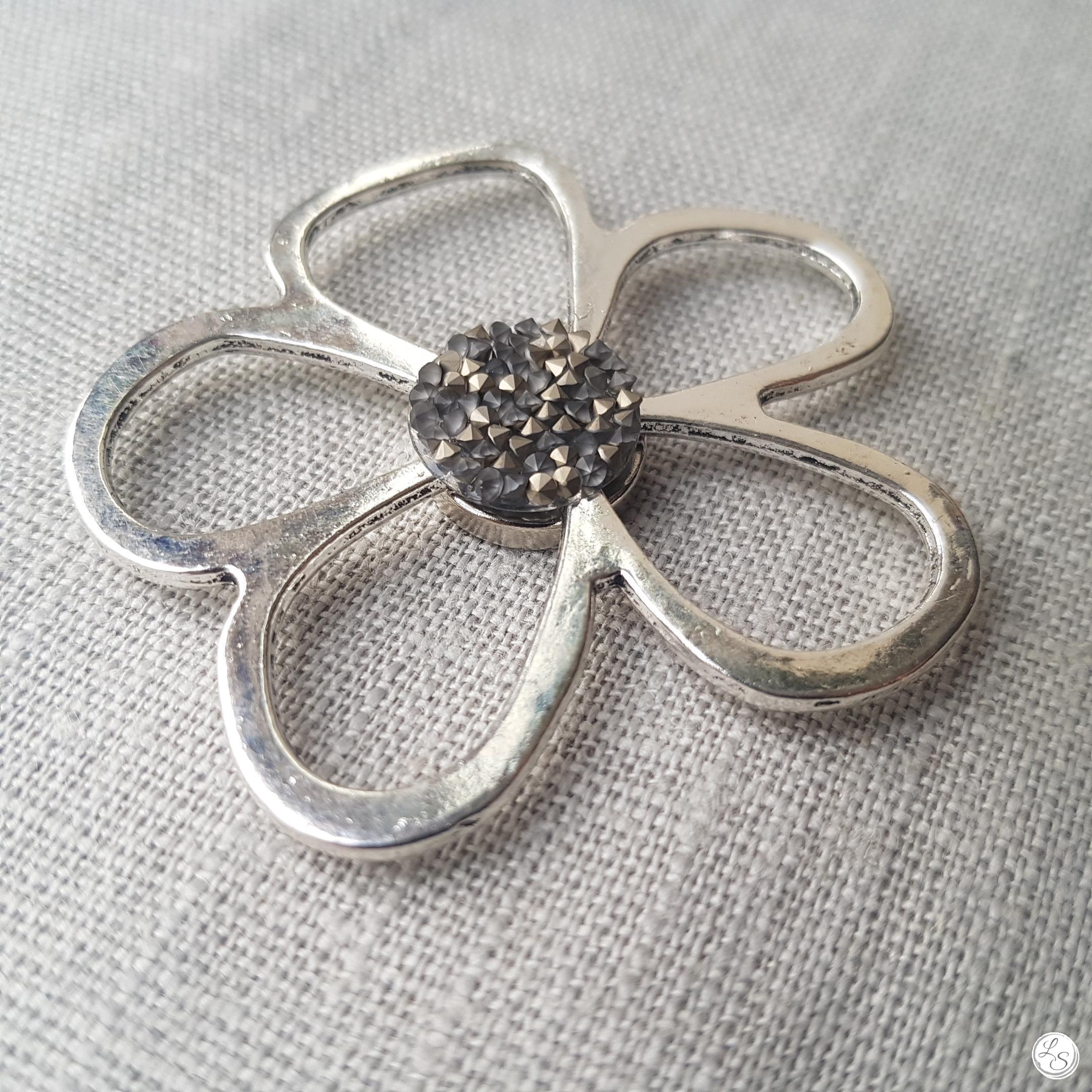 Broche aimantée "Porte lunettes fleur argentée swarovski chrome mat" – Image 2