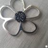Broche aimantée "Porte lunettes fleur argentée swarovski gris fumé"