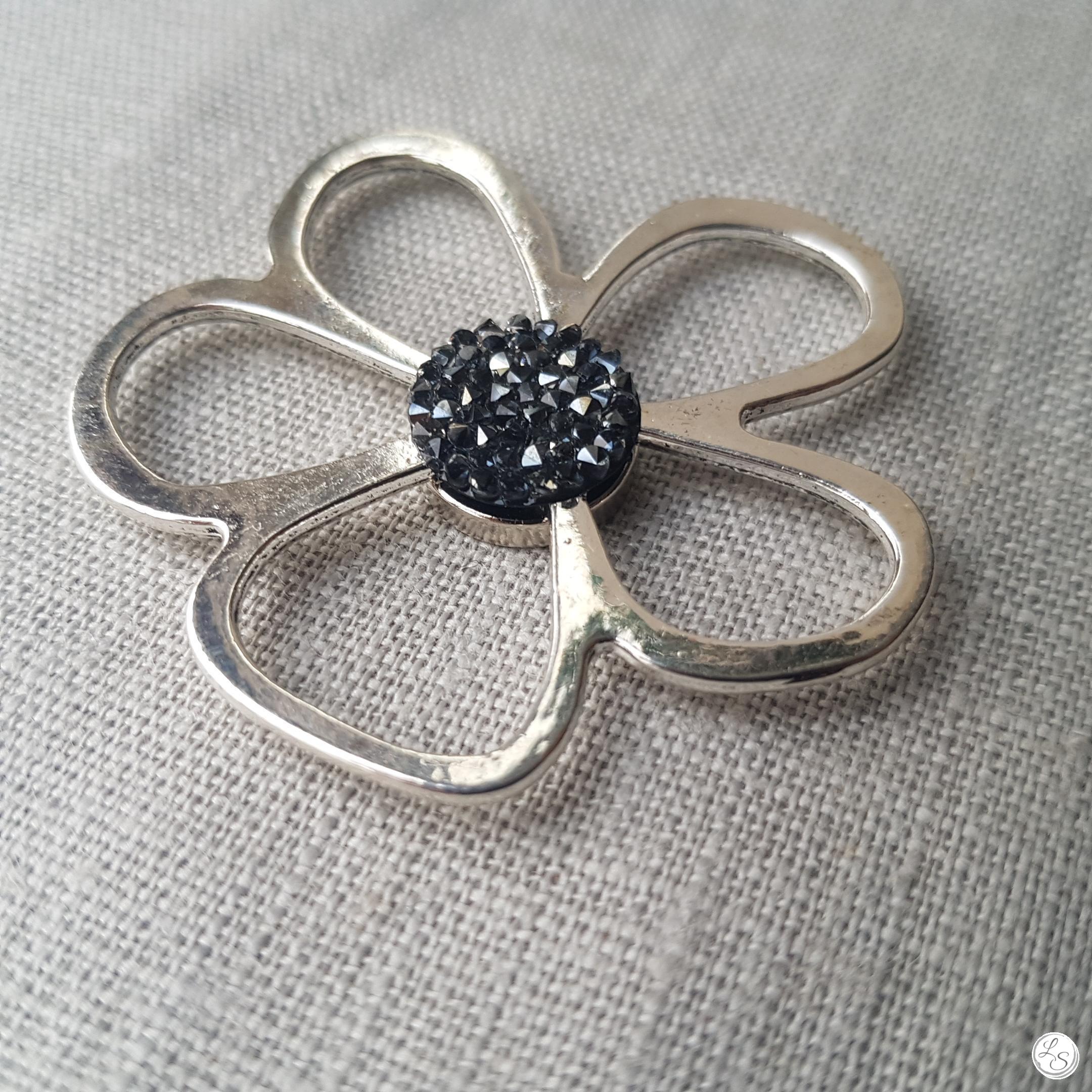 Broche aimantée "Porte lunettes fleur argentée swarovski gris fumé" – Image 2
