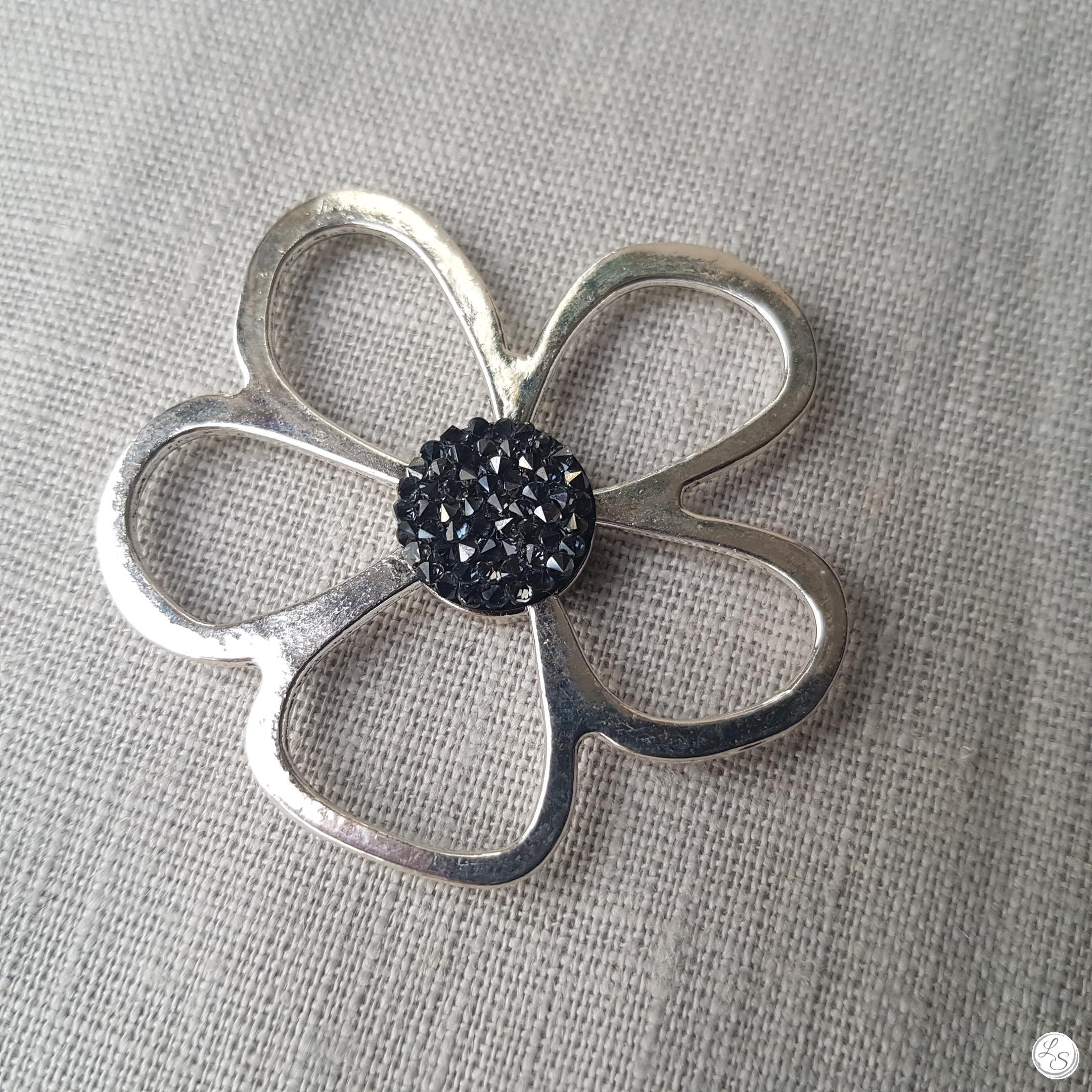 Broche aimantée "Porte lunettes fleur argentée swarovski gris fumé" – Image 3