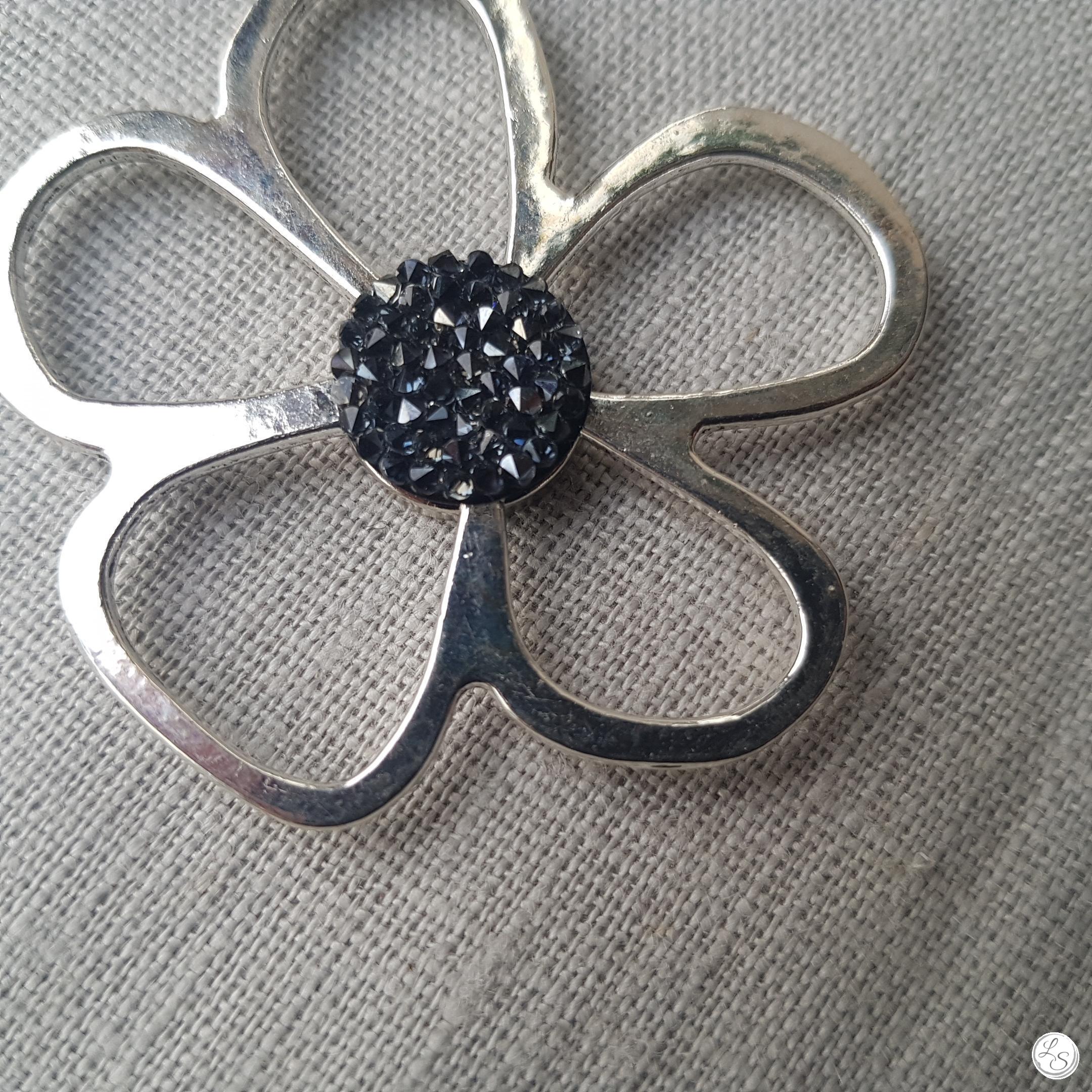Broche aimantée "Porte lunettes fleur argentée swarovski gris fumé"