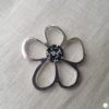 Broche aimantée "Porte lunettes fleur argentée swarovski noir et blanc"