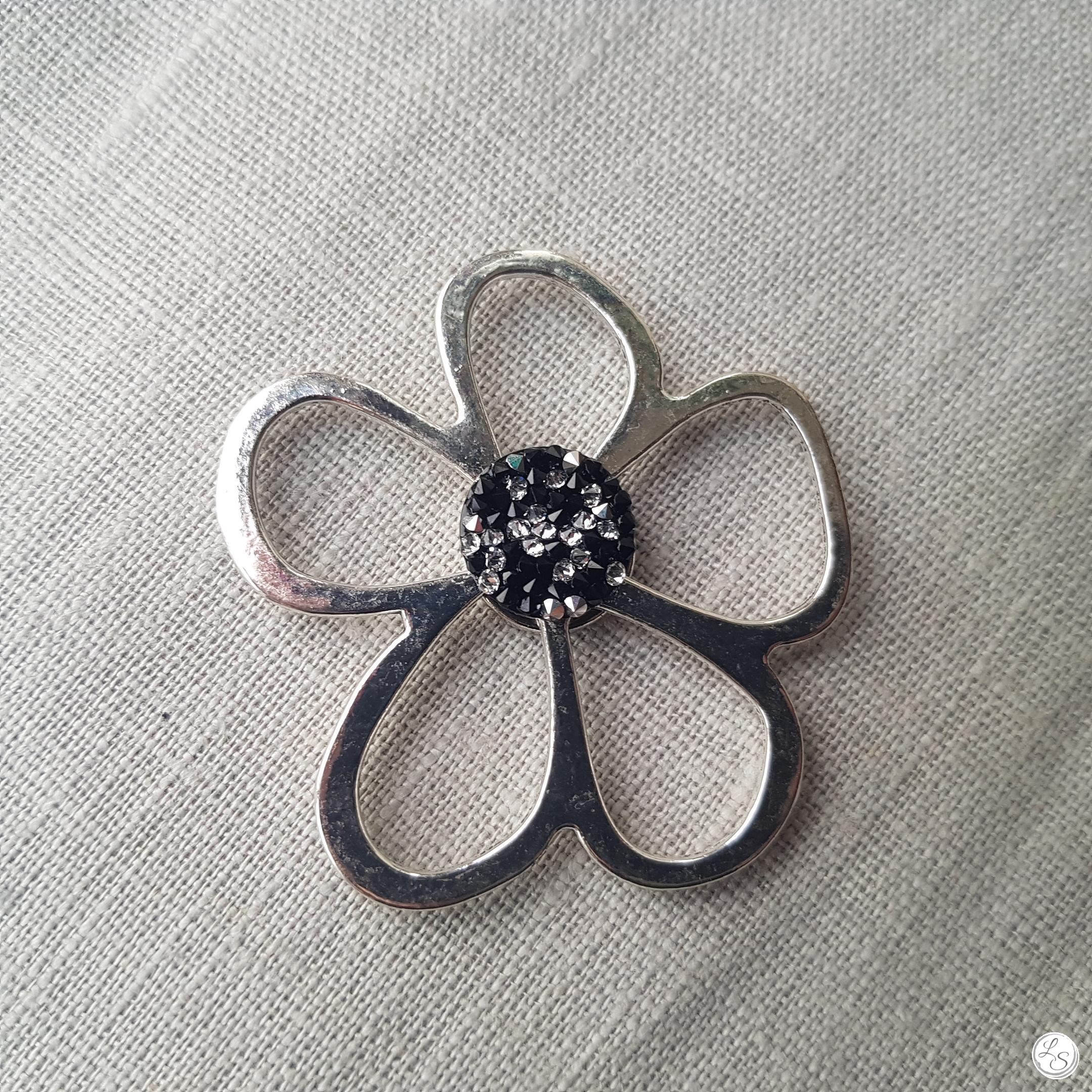 Broche aimantée "Porte lunettes fleur argentée swarovski noir et blanc"