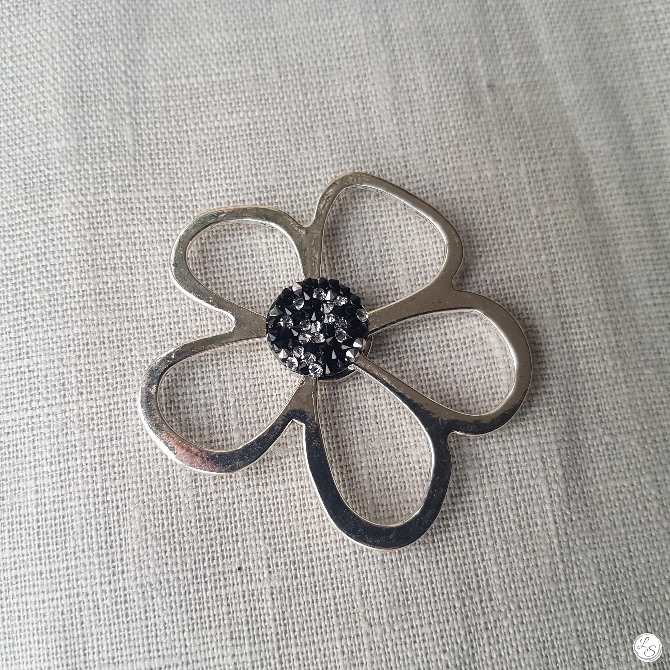 Broche aimantée "Porte lunettes fleur argentée swarovski noir et blanc" – Image 3
