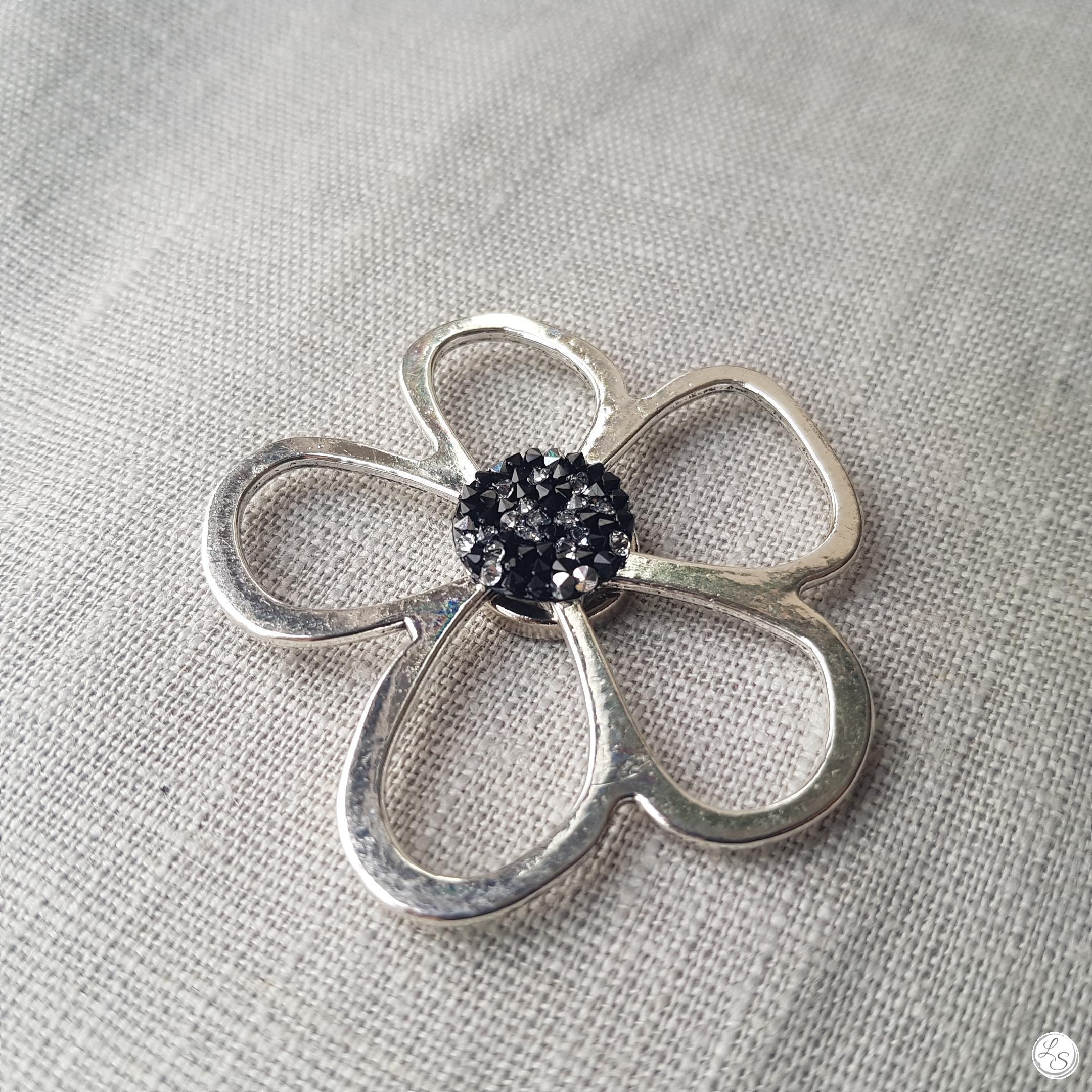 Broche aimantée "Porte lunettes fleur argentée swarovski noir et blanc" – Image 2