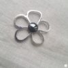 Broche aimantée "Porte lunettes fleur argent hématite"
