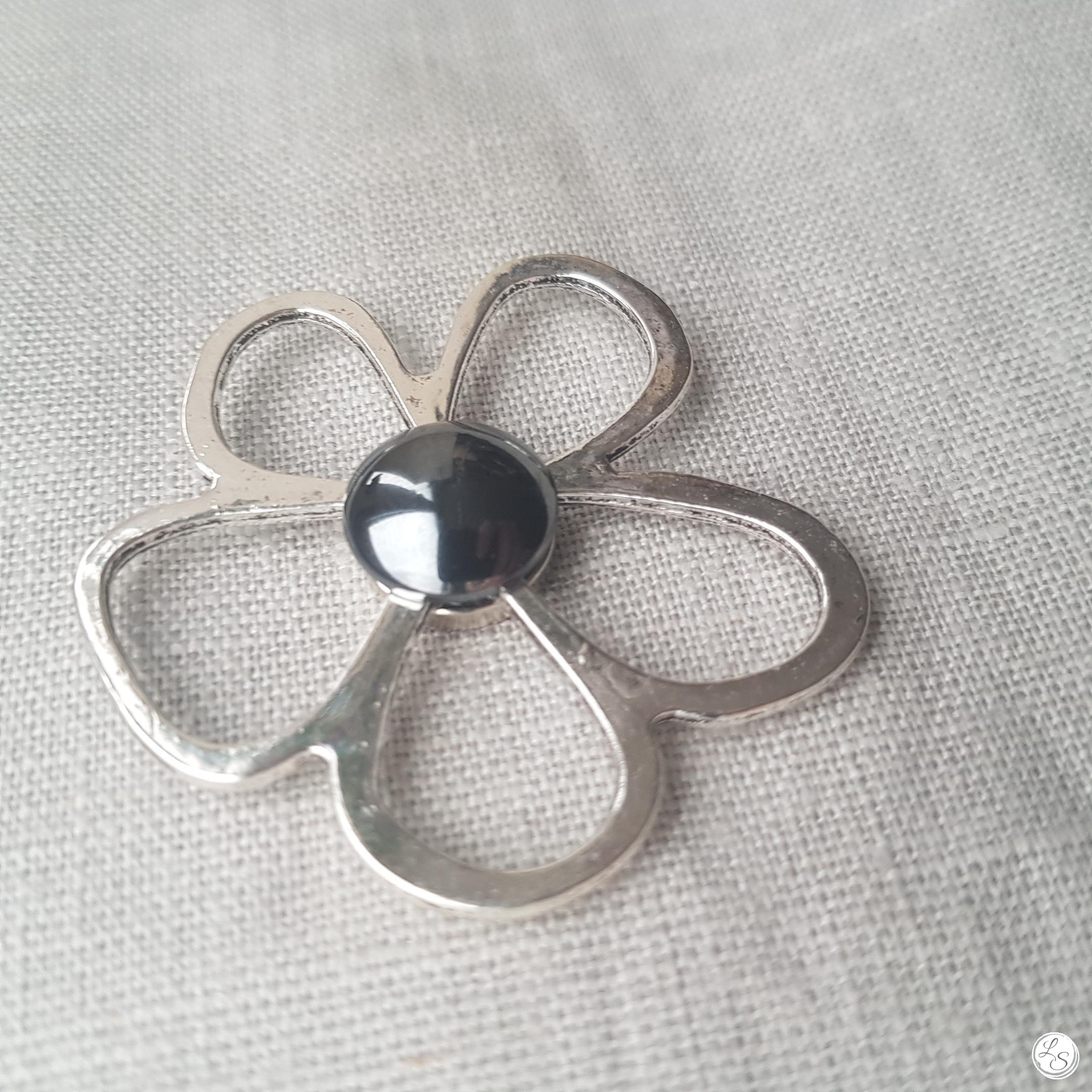 Broche aimantée "Porte lunettes fleur argent hématite" – Image 2