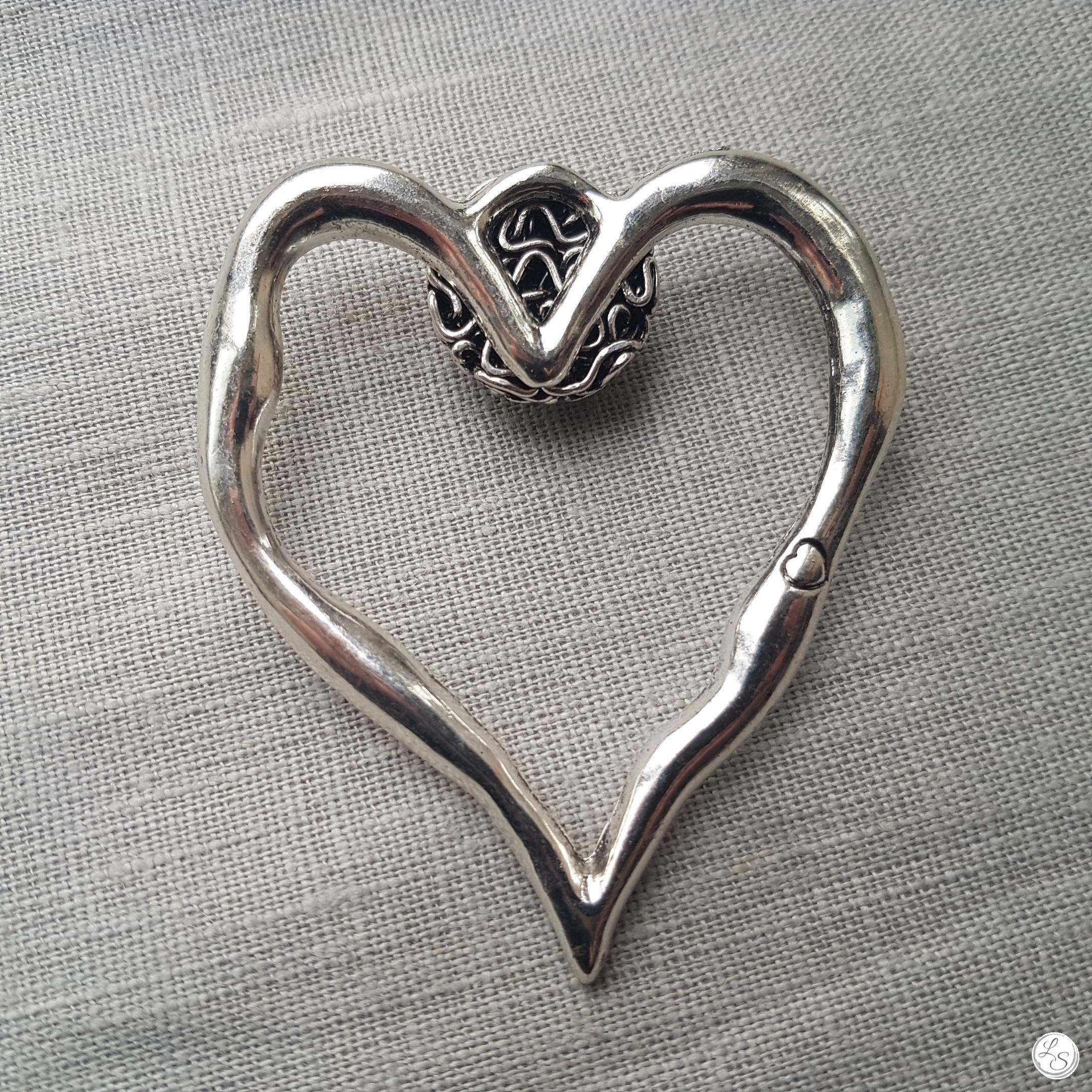 Broche aimantée "Porte lunettes grand cœur argenté" – Image 2