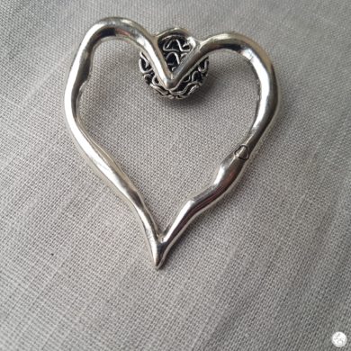 Broche aimantée "Porte lunettes grand cœur argenté"