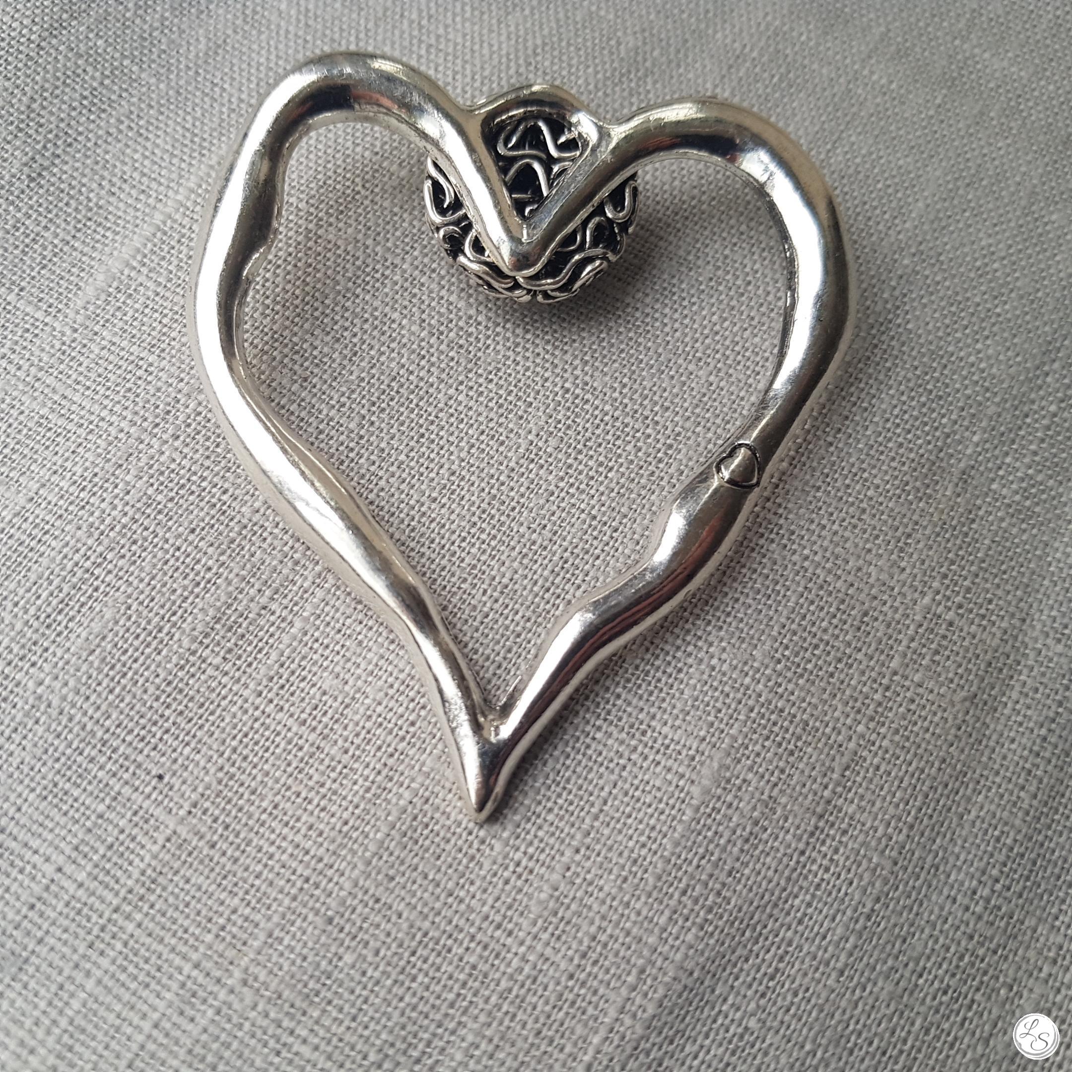 Broche aimantée "Porte lunettes grand cœur argenté"