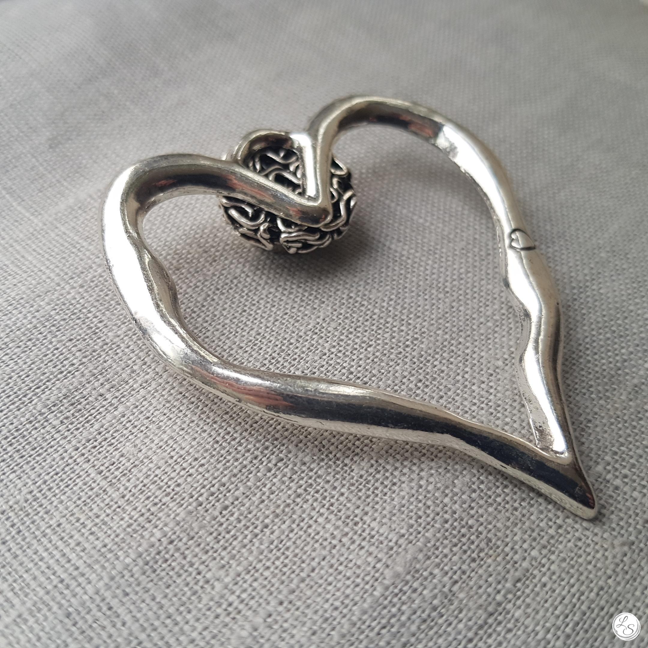 Broche aimantée "Porte lunettes grand cœur argenté" – Image 3