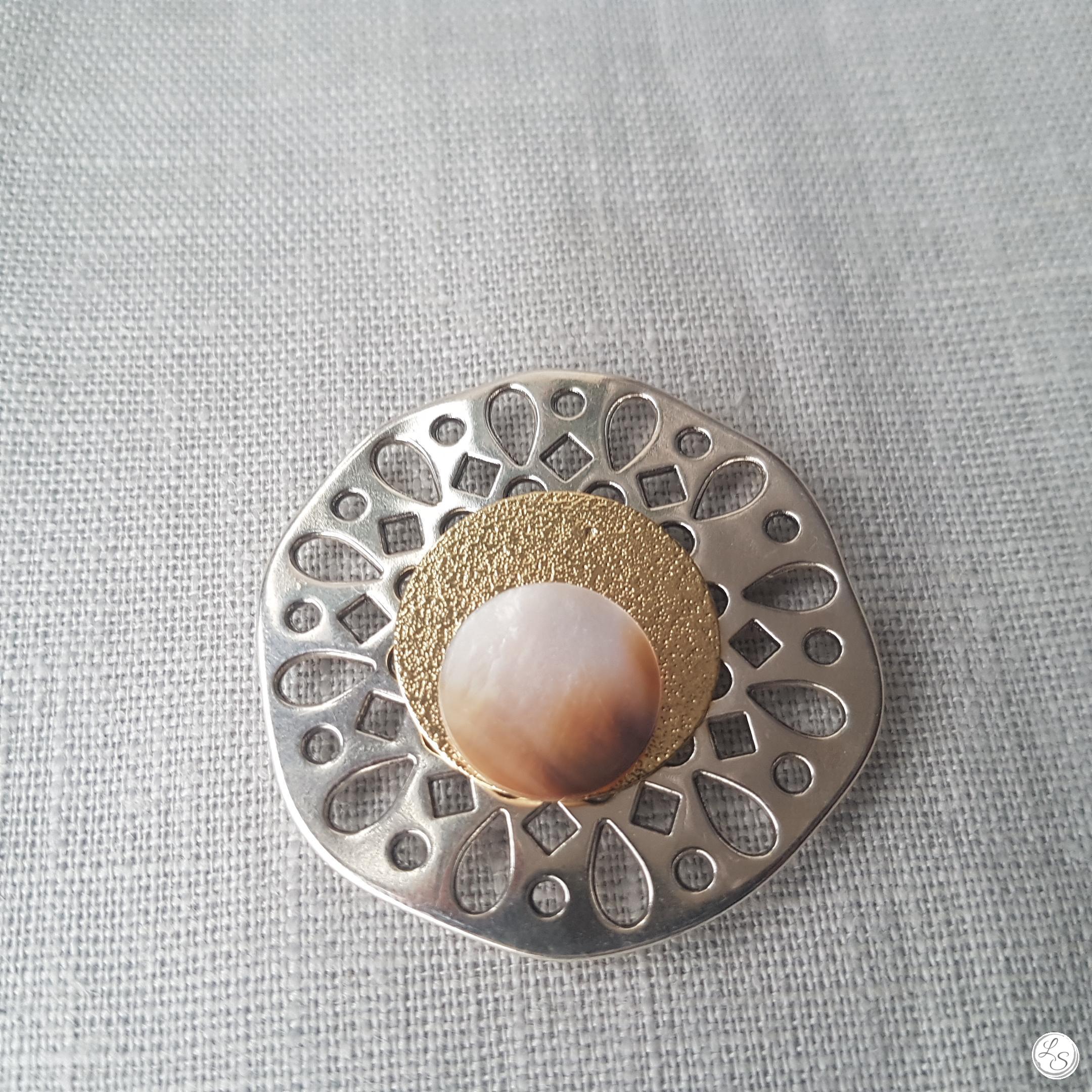 Broche aimantée "Médaillon troué argenté, doré nacre" – Image 2