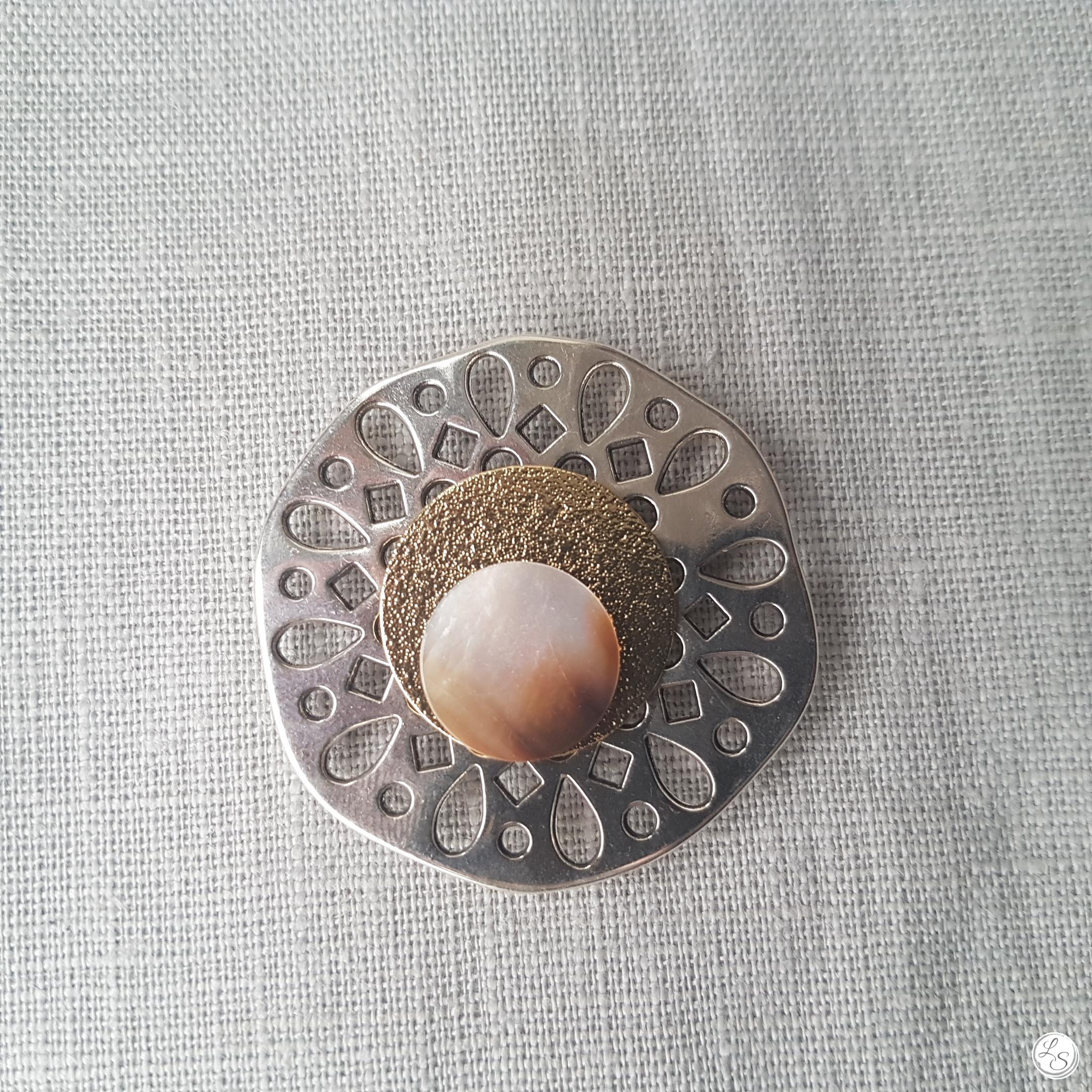Broche aimantée "Médaillon troué argenté, doré nacre" – Image 3