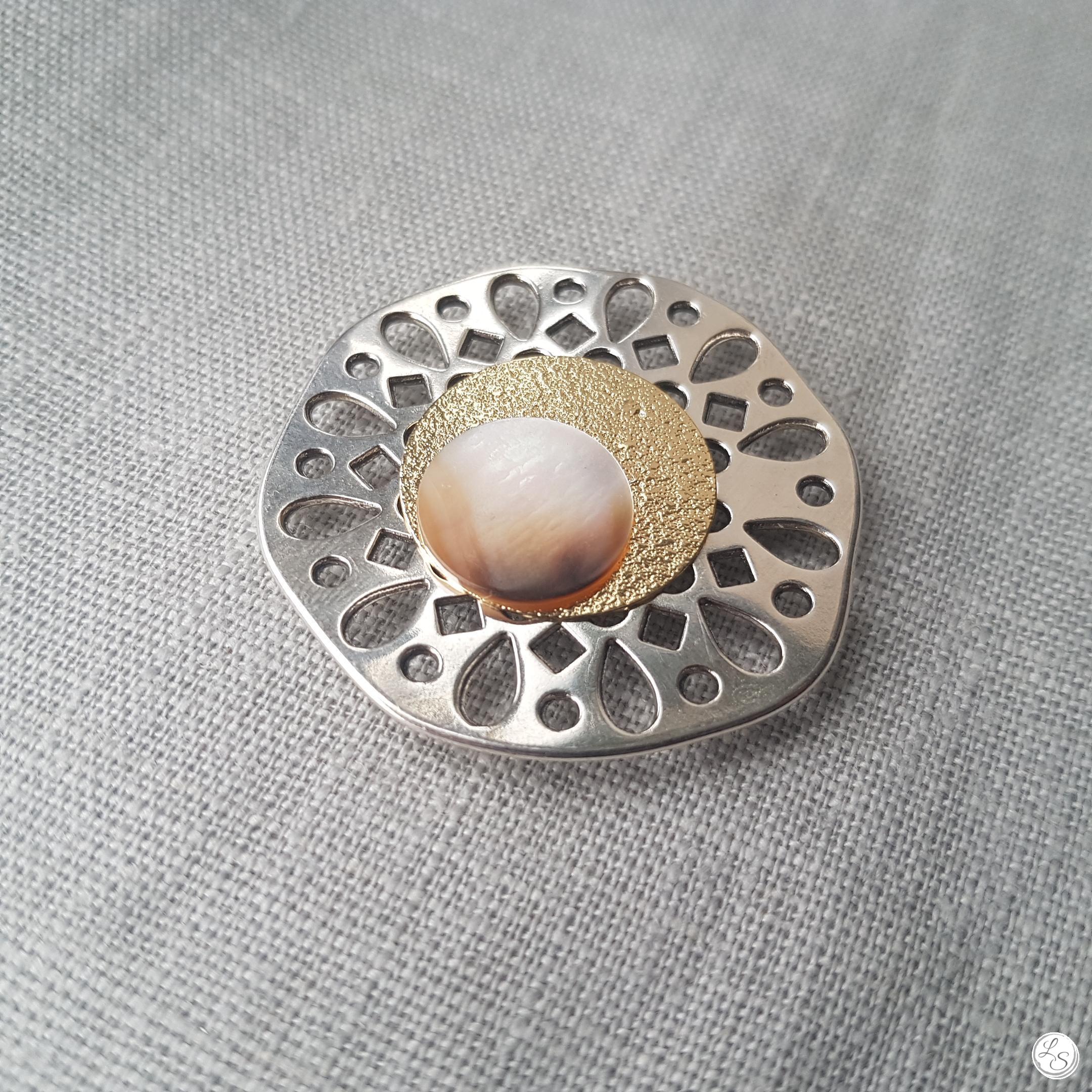 Broche aimantée "Médaillon troué argenté, doré nacre"