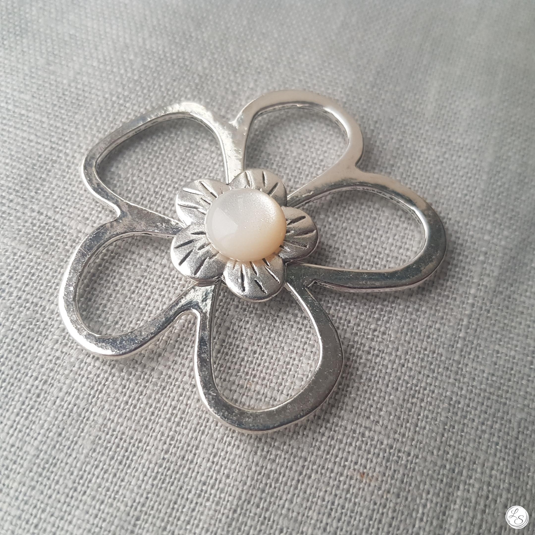 Broche aimantée "Porte lunettes fleur argent perle blanche"