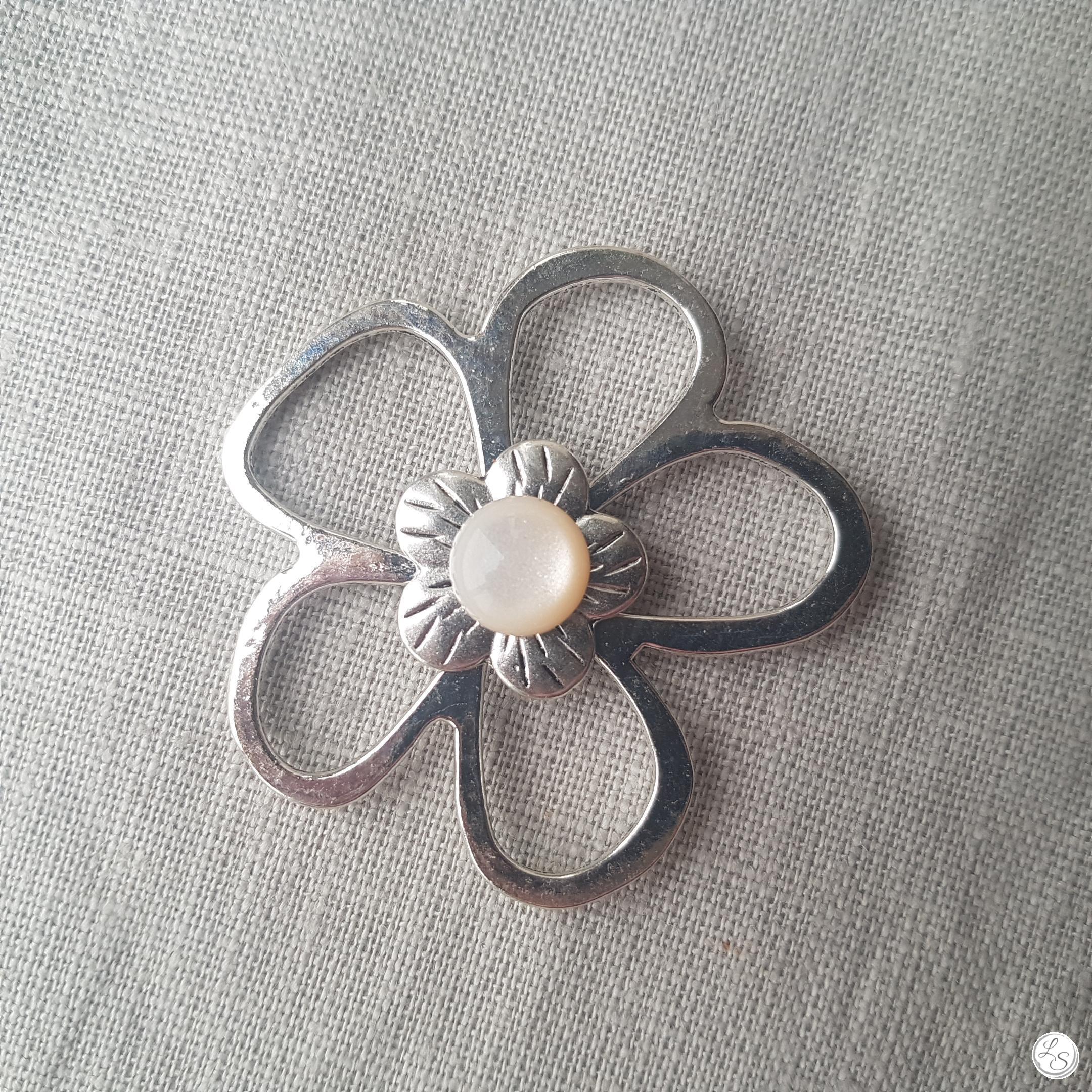 Broche aimantée "Porte lunettes fleur argent perle blanche" – Image 2
