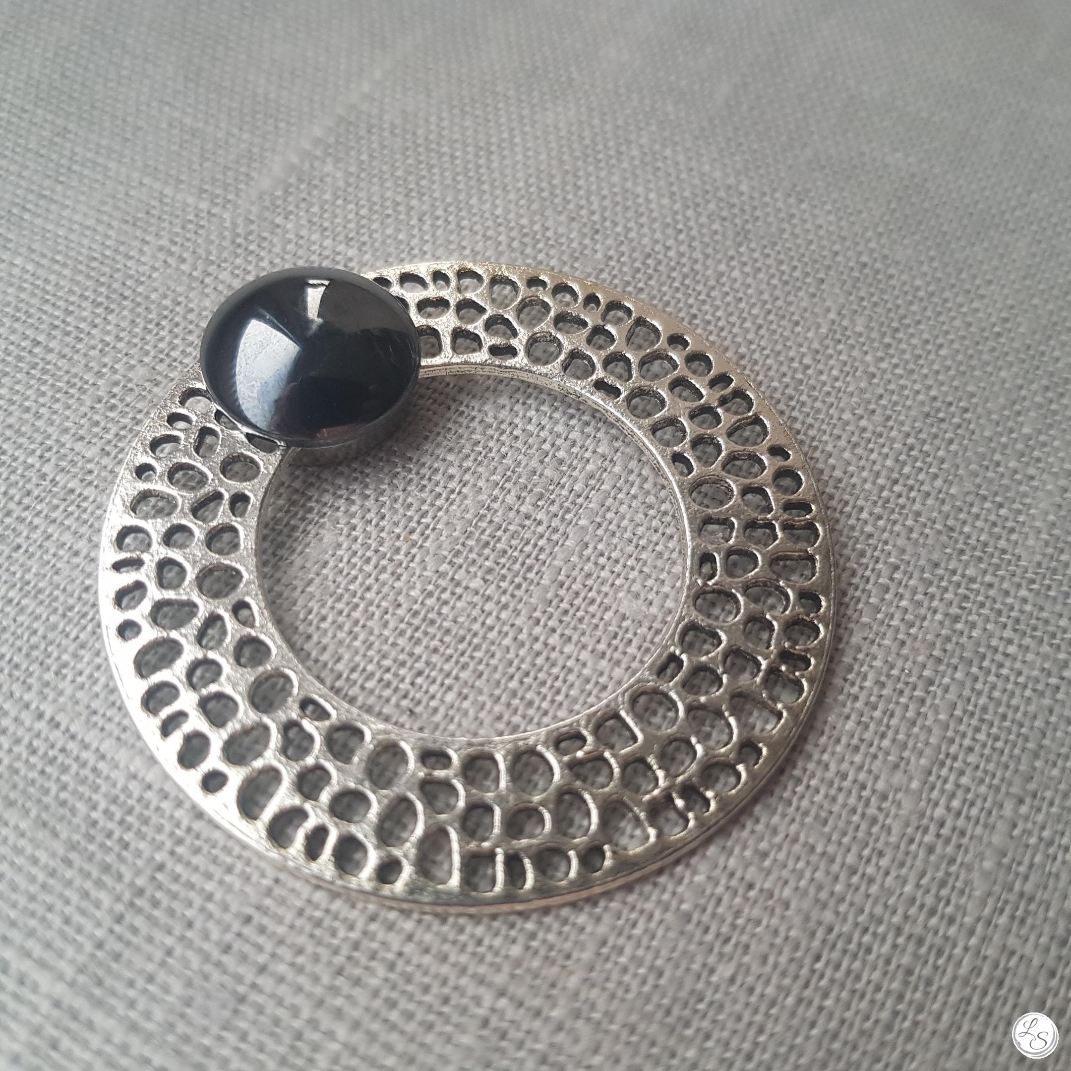 Broche aimantée "Porte lunettes Anneau hématite"