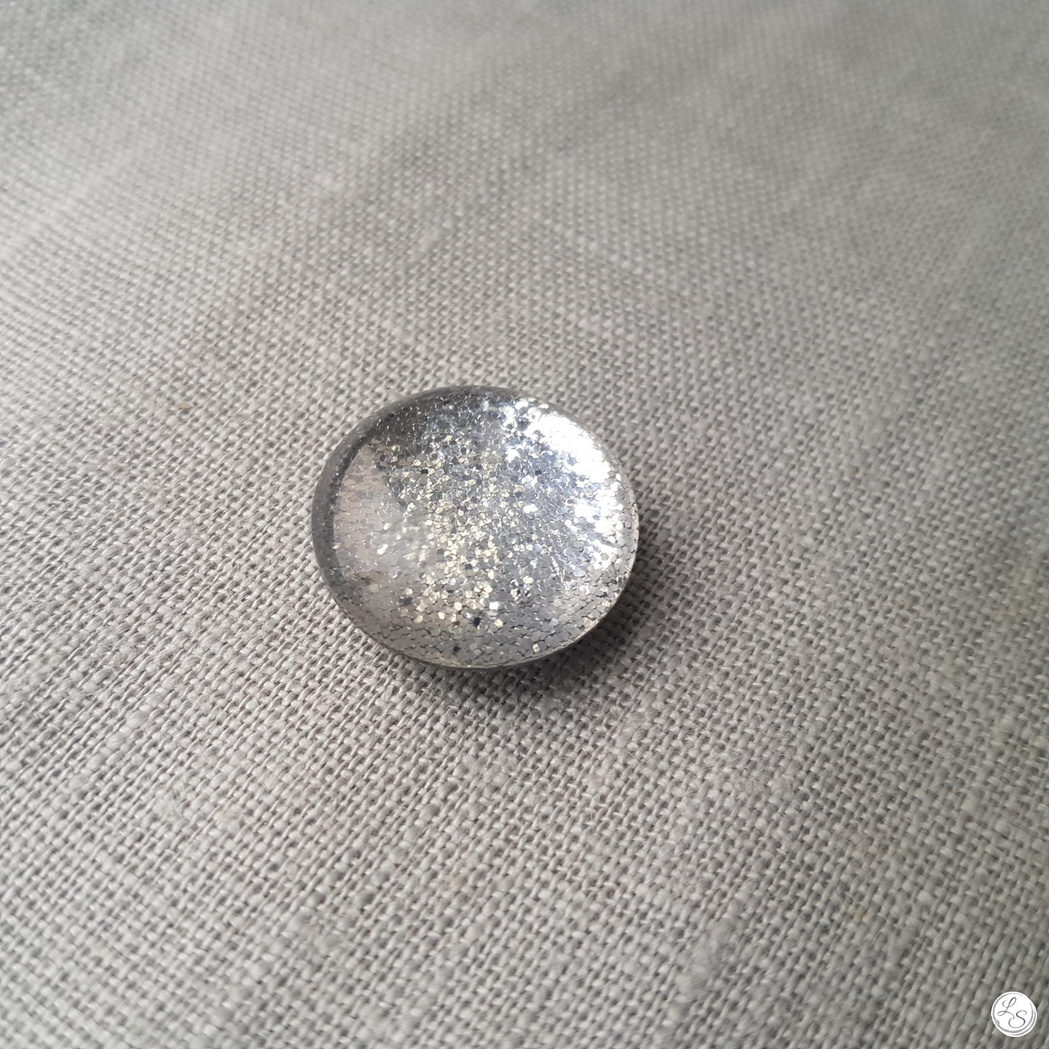 Broche aimantée "cabochon argenté pailleté"