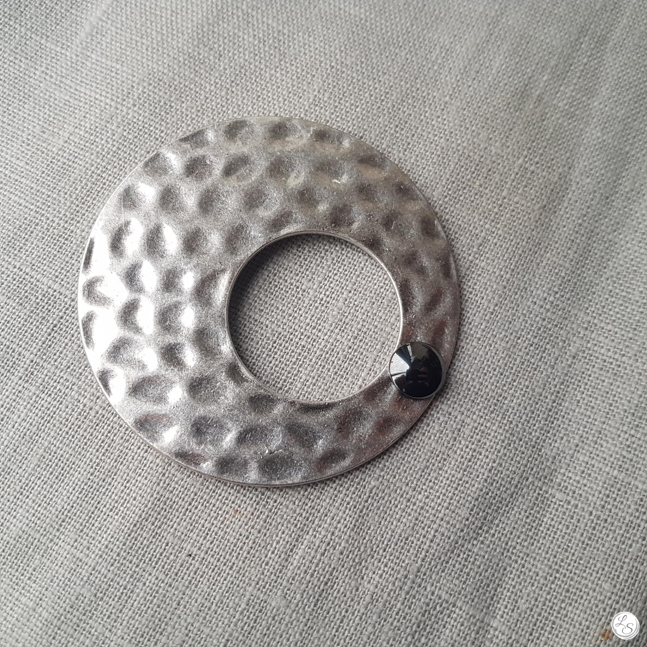 Broche aimantée "Porte lunettes donuts argenté effet martelé"