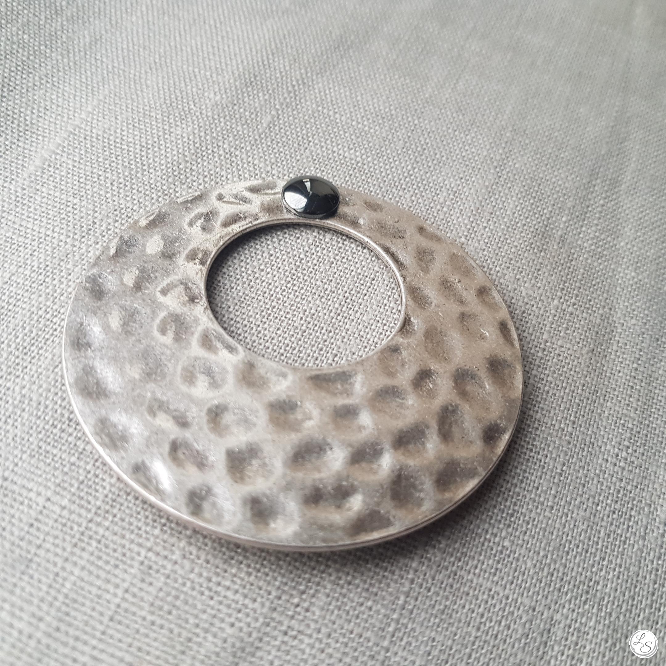 Broche aimantée "Porte lunettes donuts argenté effet martelé" – Image 3