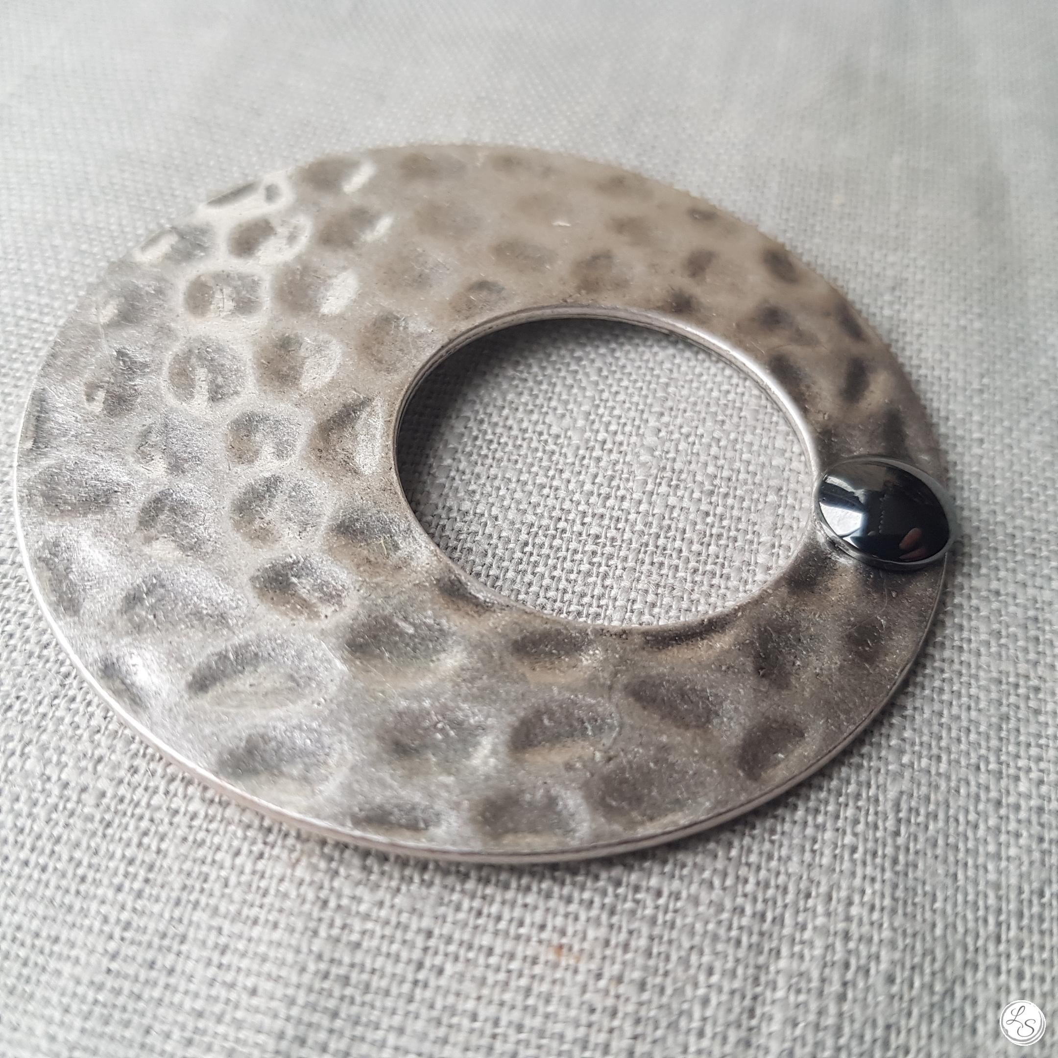 Broche aimantée "Porte lunettes donuts argenté effet martelé" – Image 2