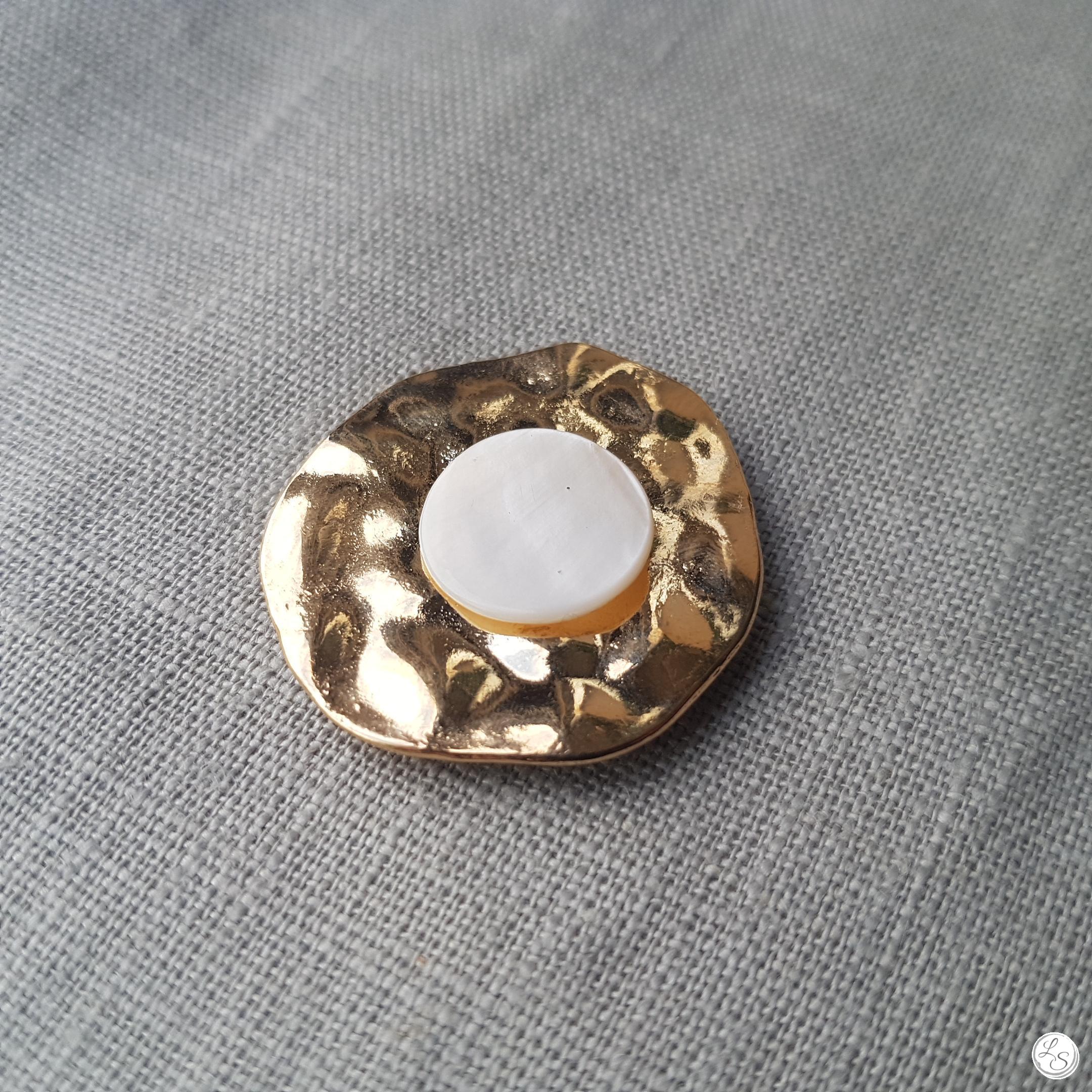 Broche aimantée "Nacre sur doré"