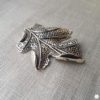 Broche aimantée "Feuille relief argentée"